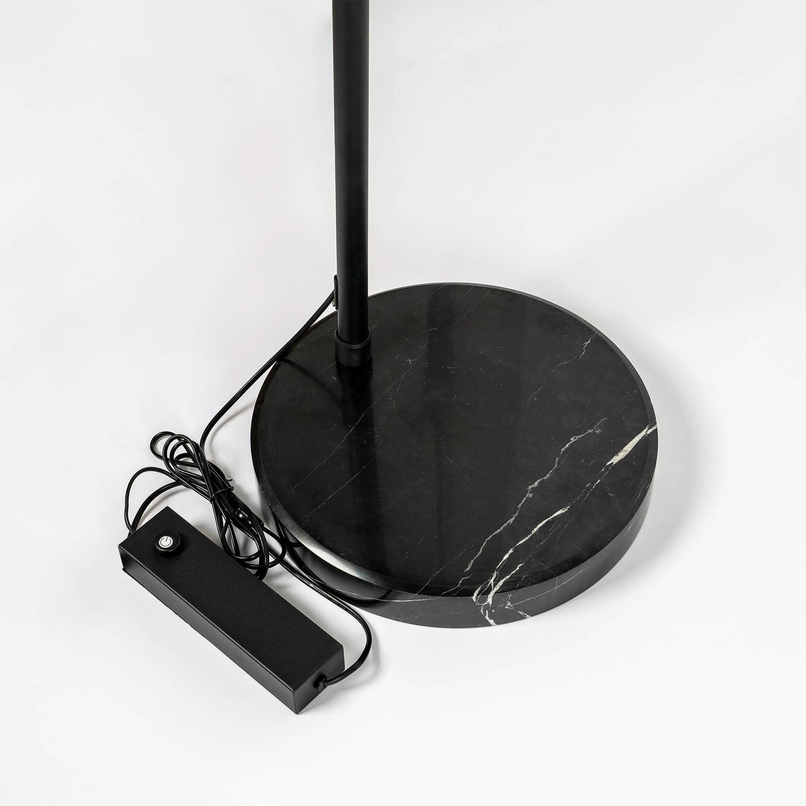 LED buegulvlampe Virvera rund svart aluminium Ø60 cm oversikt