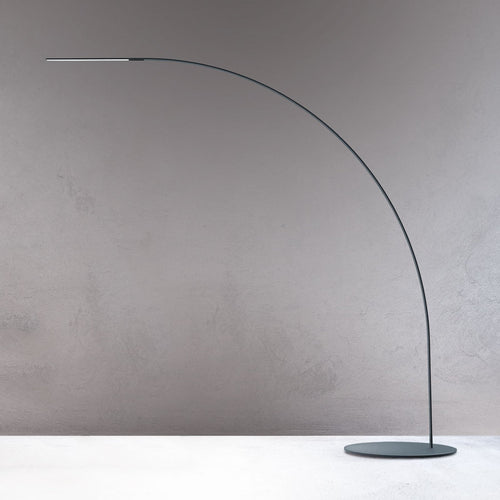 LED buegulvlampe Yumi metall svart 18W 3000K forfra
