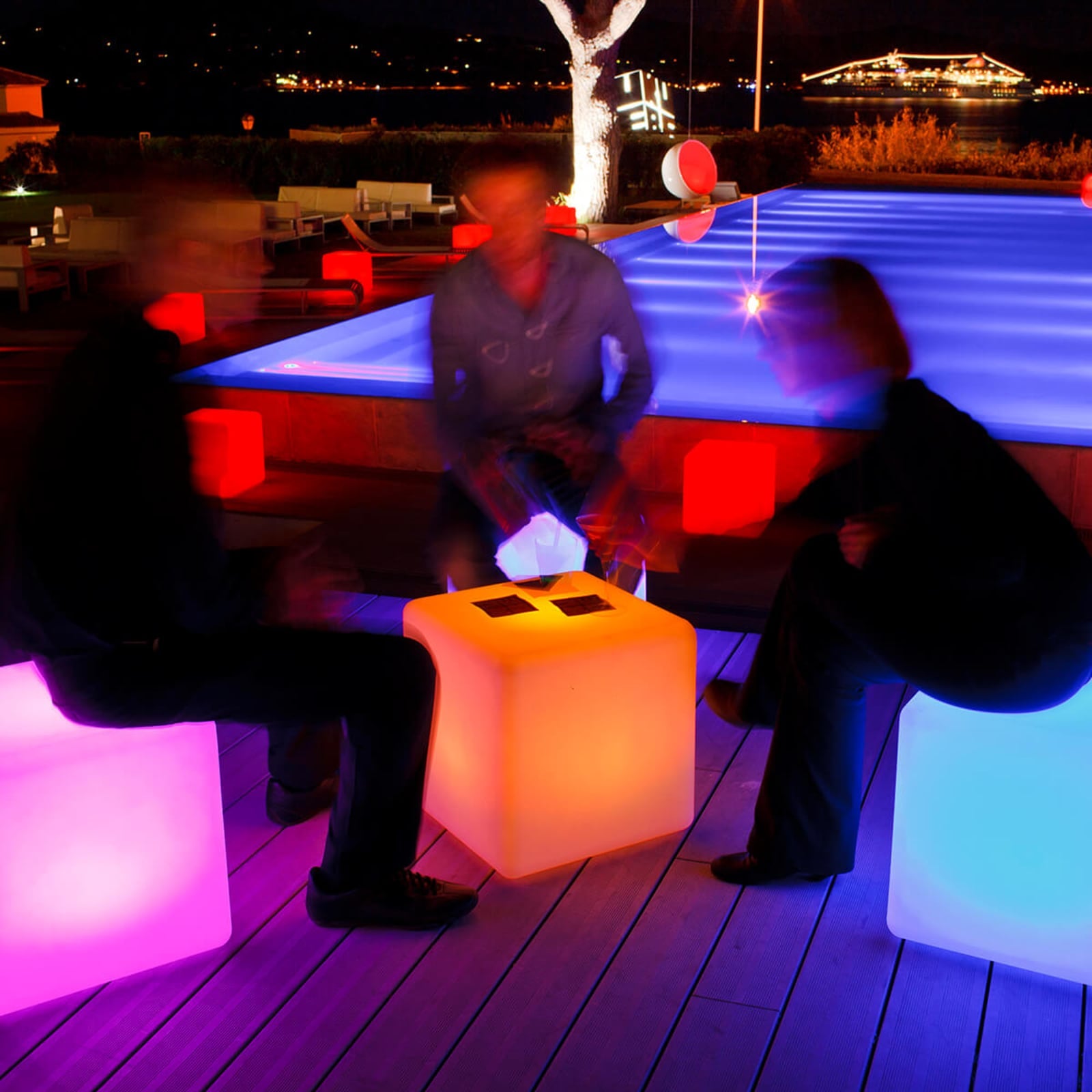Detalj av LED dekolampe Big Cube terning RGB dimbar IP68 43 cm