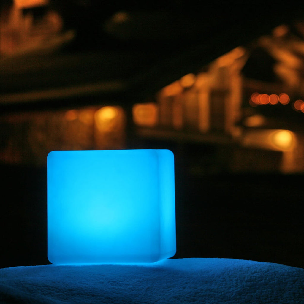 Nærbilde av LED dekolampe Big Cube terning RGB dimbar IP68 43 cm lys
