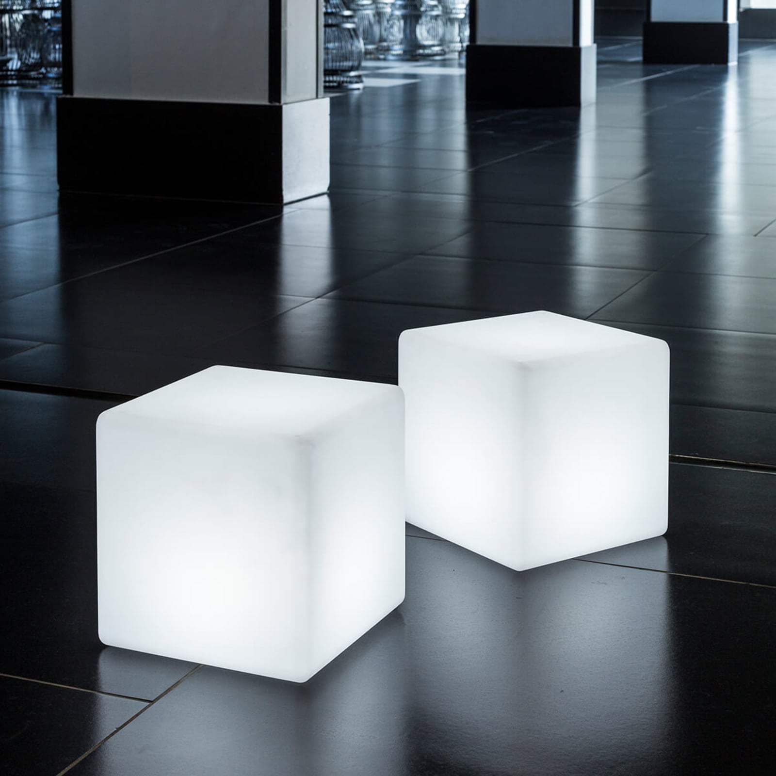Montert LED dekolampe Big Cube terning RGB dimbar IP68 43 cm i uterom