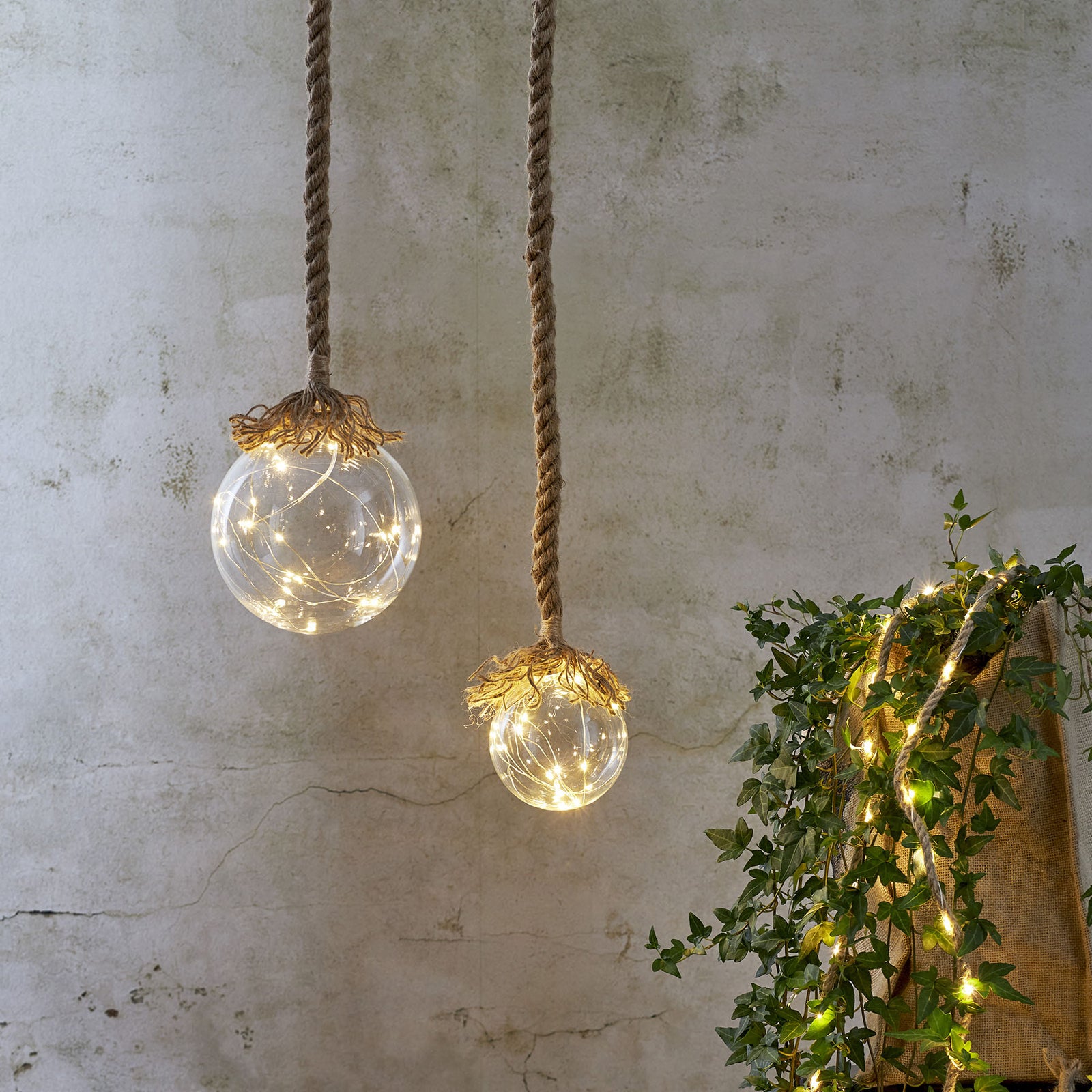 Detalj av LED dekolampe Jutta glasskule Ø15 cm batteridrevet