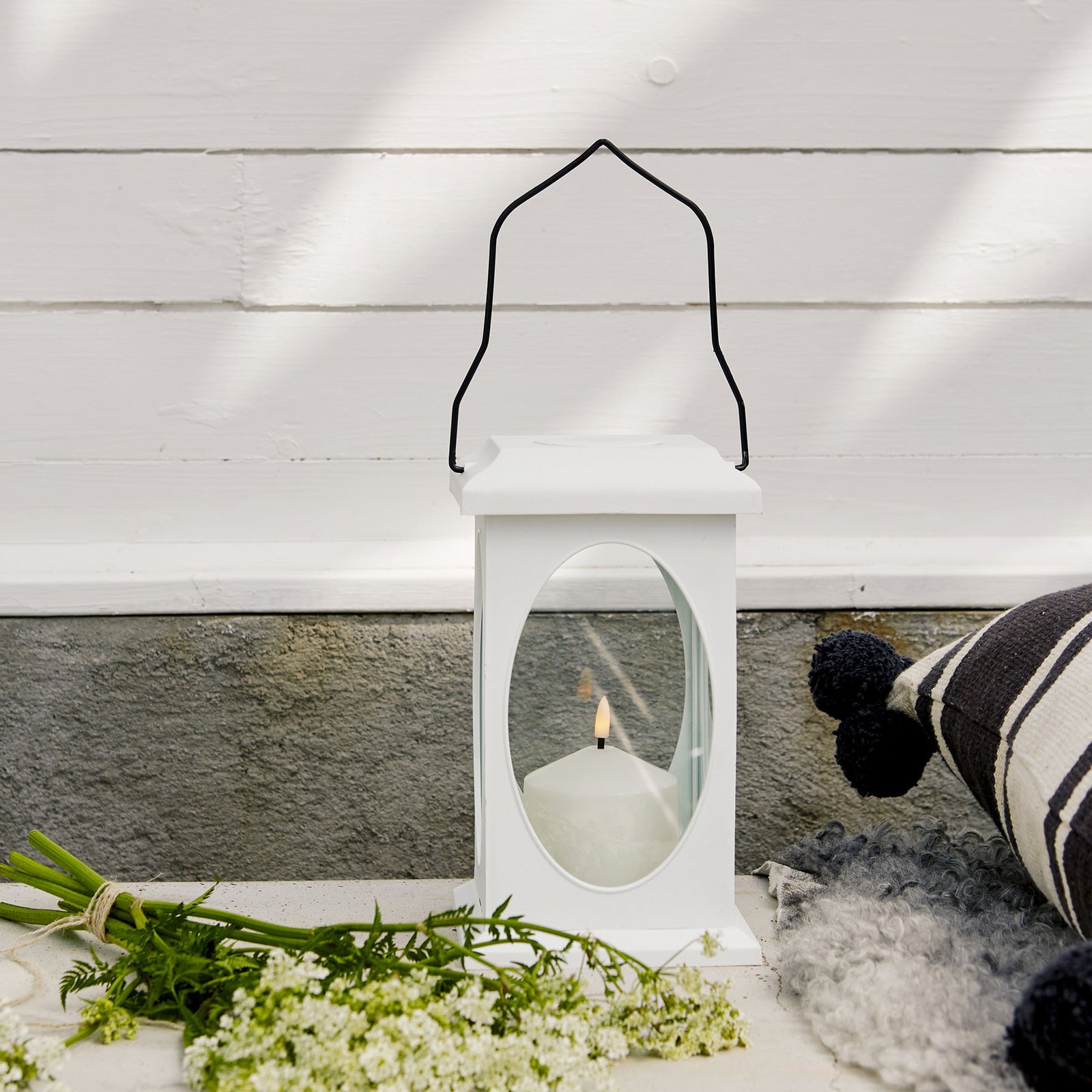 Detalj av LED dekolykt Flamme lanternform hvit 23 cm batteridrevet