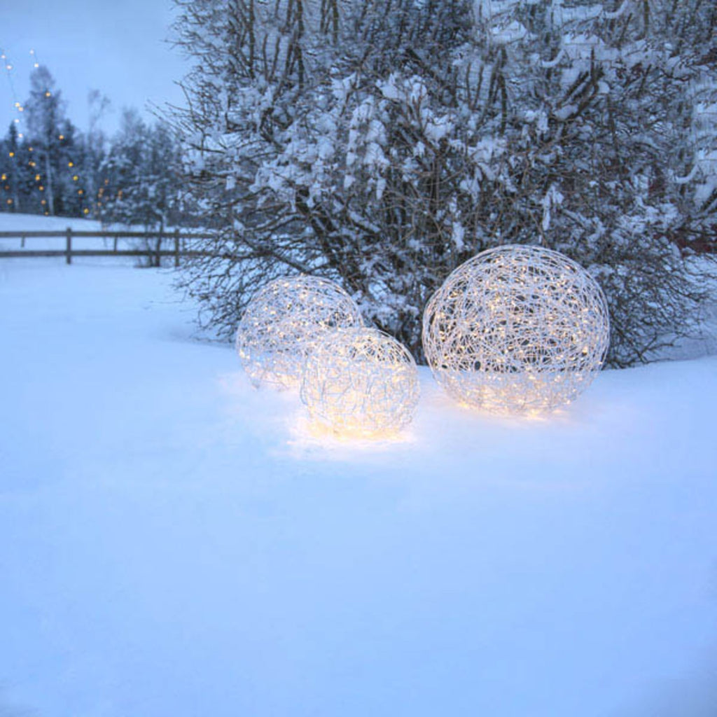 LED-dekorasjonskule Trassel aluminium Ø30 cm IP44 nærbilde av LED-lys