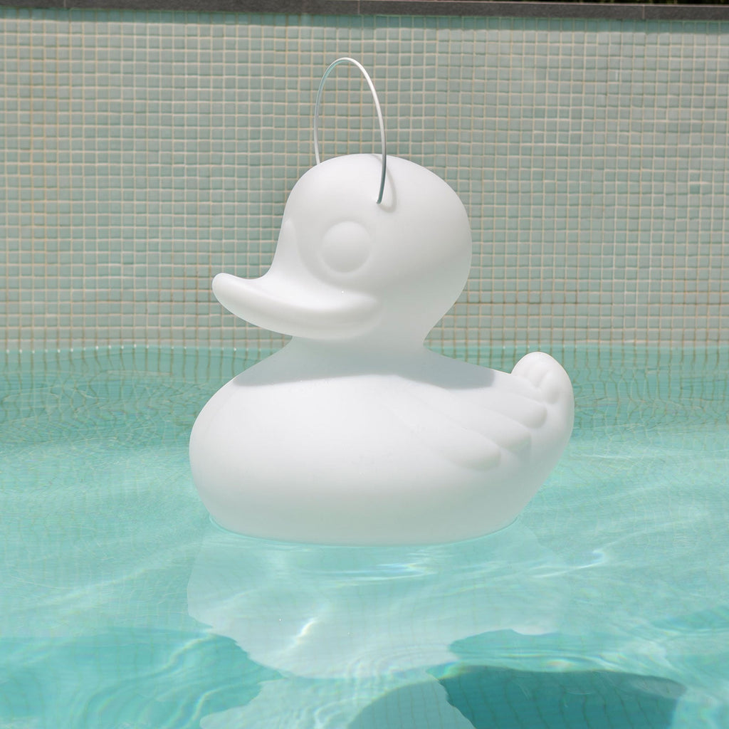 LED dekorasjonslampe DUCK-DUCK XL dimbar RGB IP68 hvit montert i hage