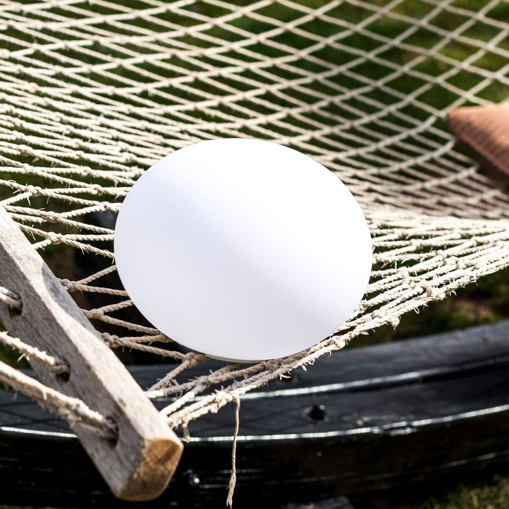 LED dekorasjonslampe Flatball XXS RGB lys i bruk