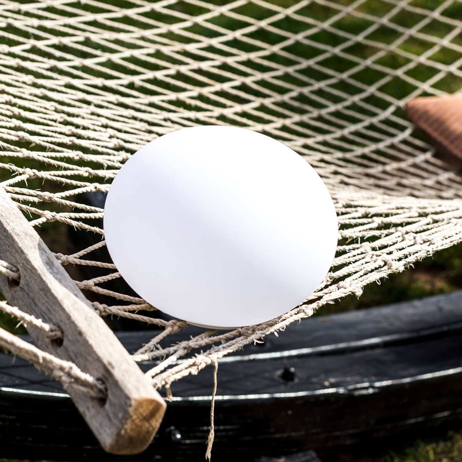 LED dekorasjonslampe Flatball XXS RGB lys i bruk