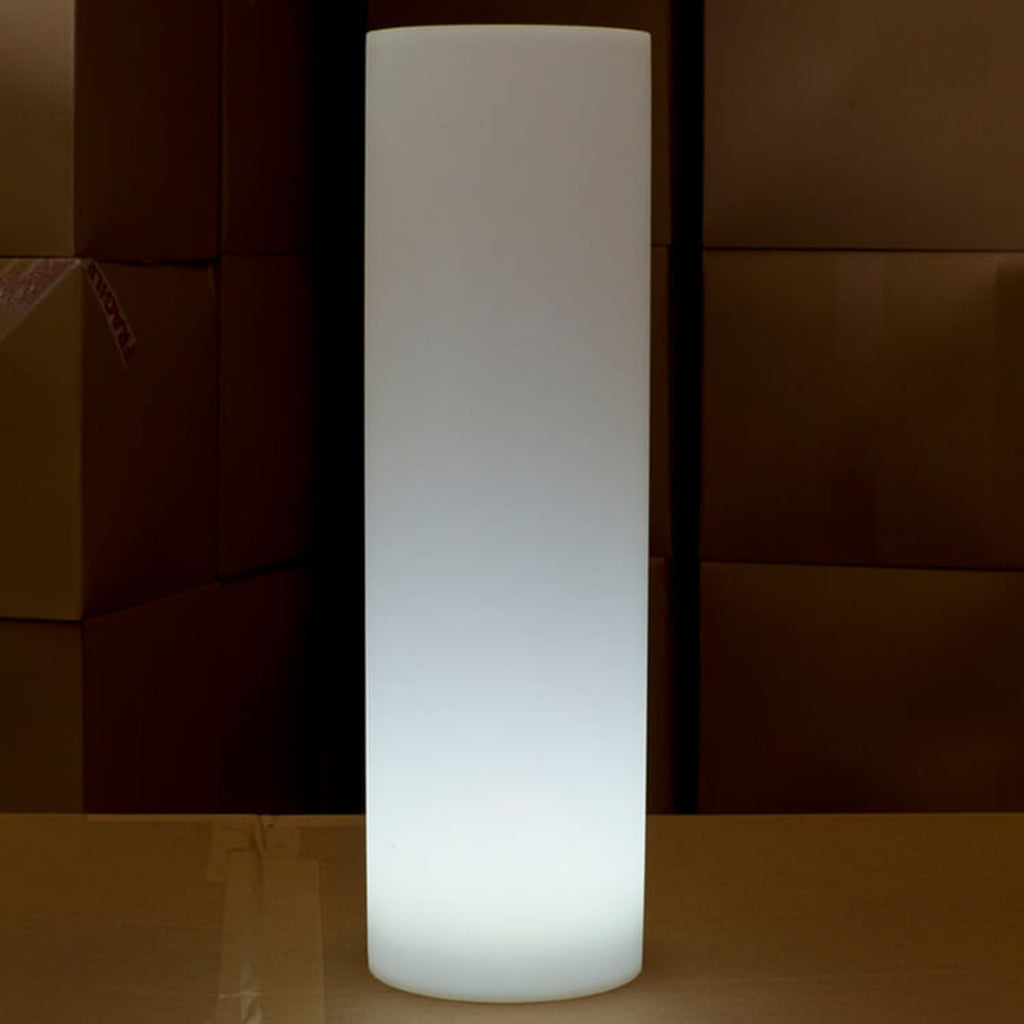 LED dekorasjonslampe Tower RGB oppladbar H70 cm IP68 montert i hage