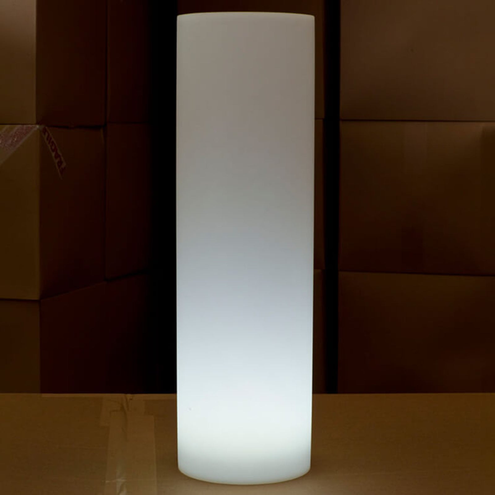 LED dekorasjonslampe Tower RGB oppladbar H70 cm IP68 montert i hage