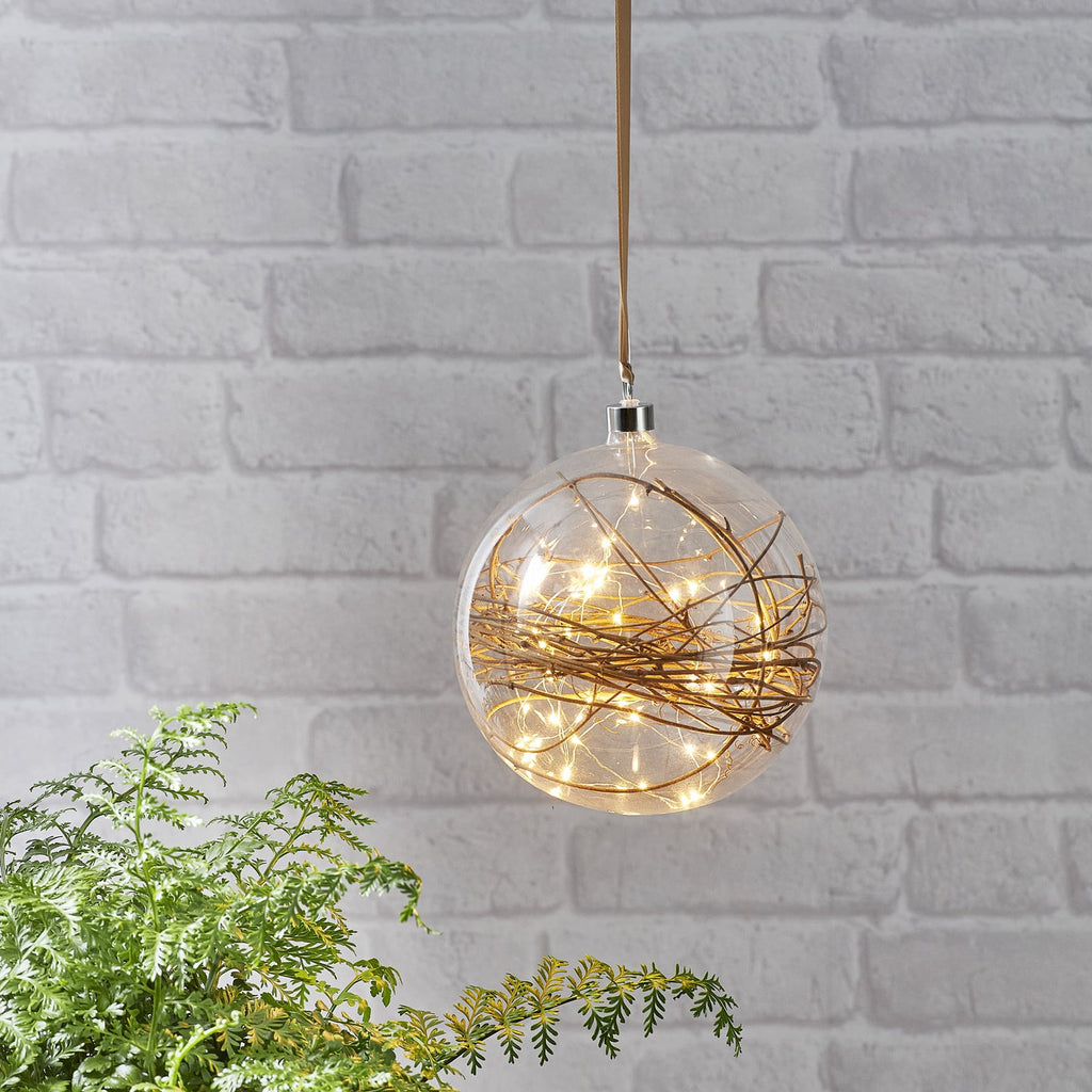 LED-dekorkule Glow glass og rattan Ø20 cm 40 LED montert i rom