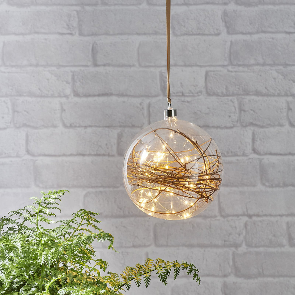 LED-dekorkule Glow glass og rattan Ø20 cm 40 LED montert i rom