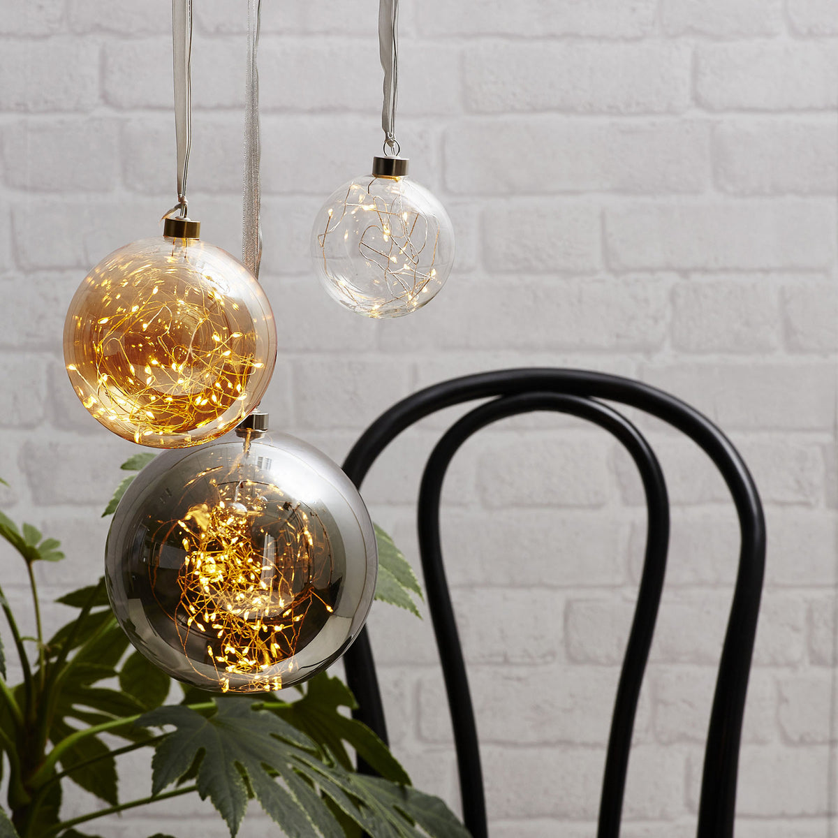 LED-dekorkule Glow glass røykgrå Ø20 cm 80 LED bakside