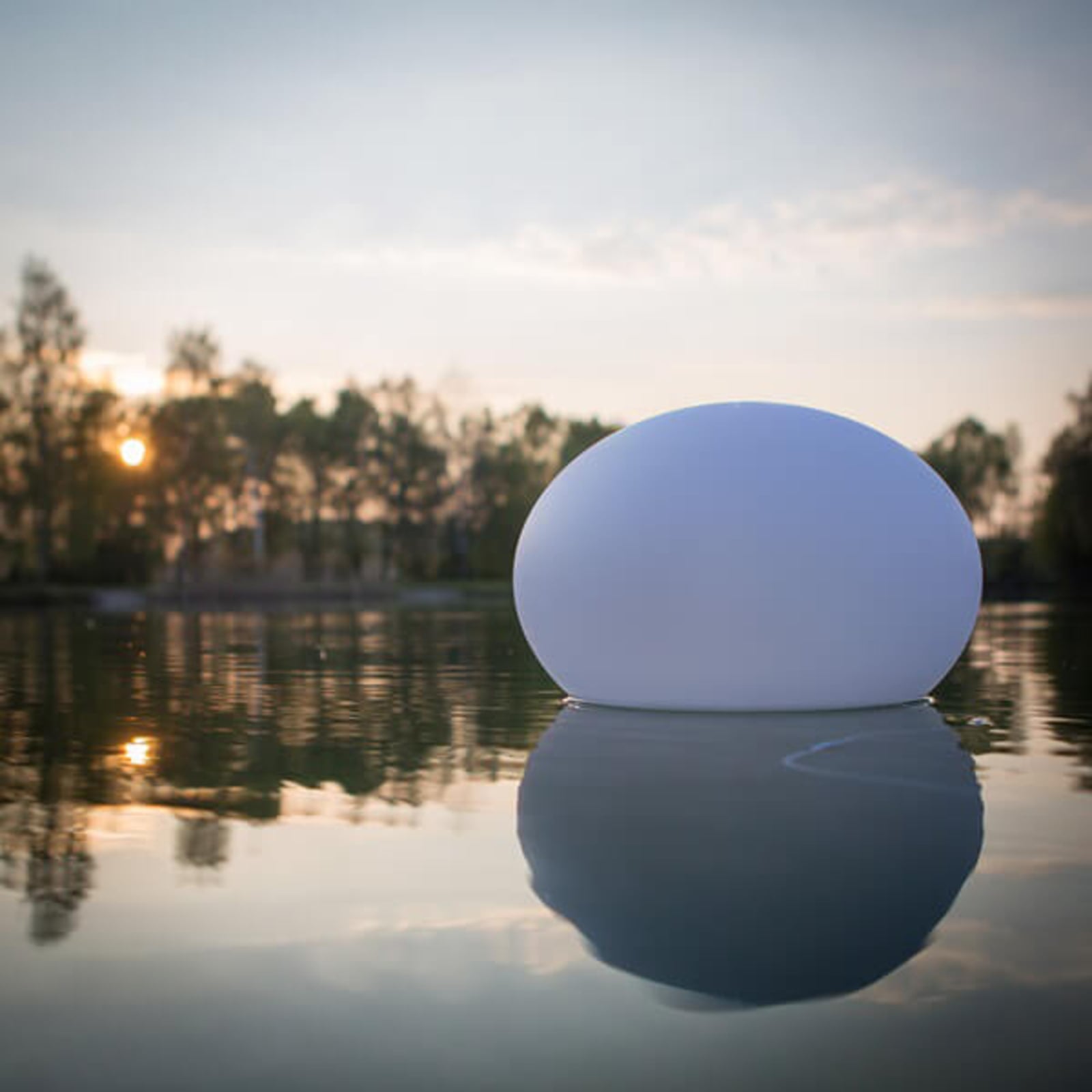 LED-dekorlampe Flatball L flytende detalj