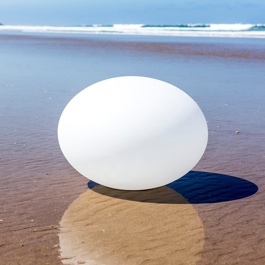 LED-dekorlampe Flatball L flytende på vann