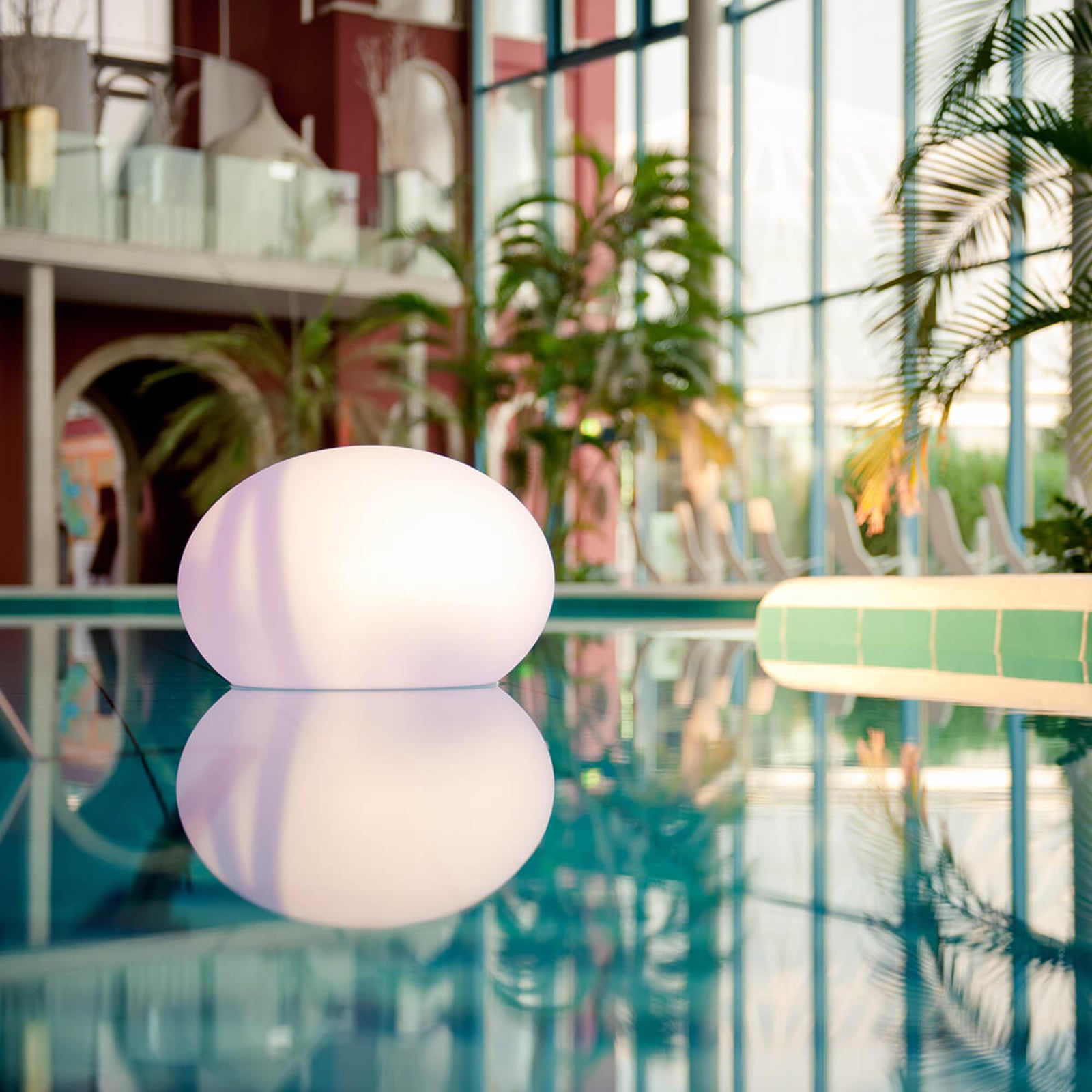 LED-dekorlampe Flatball L montert i hagebasseng