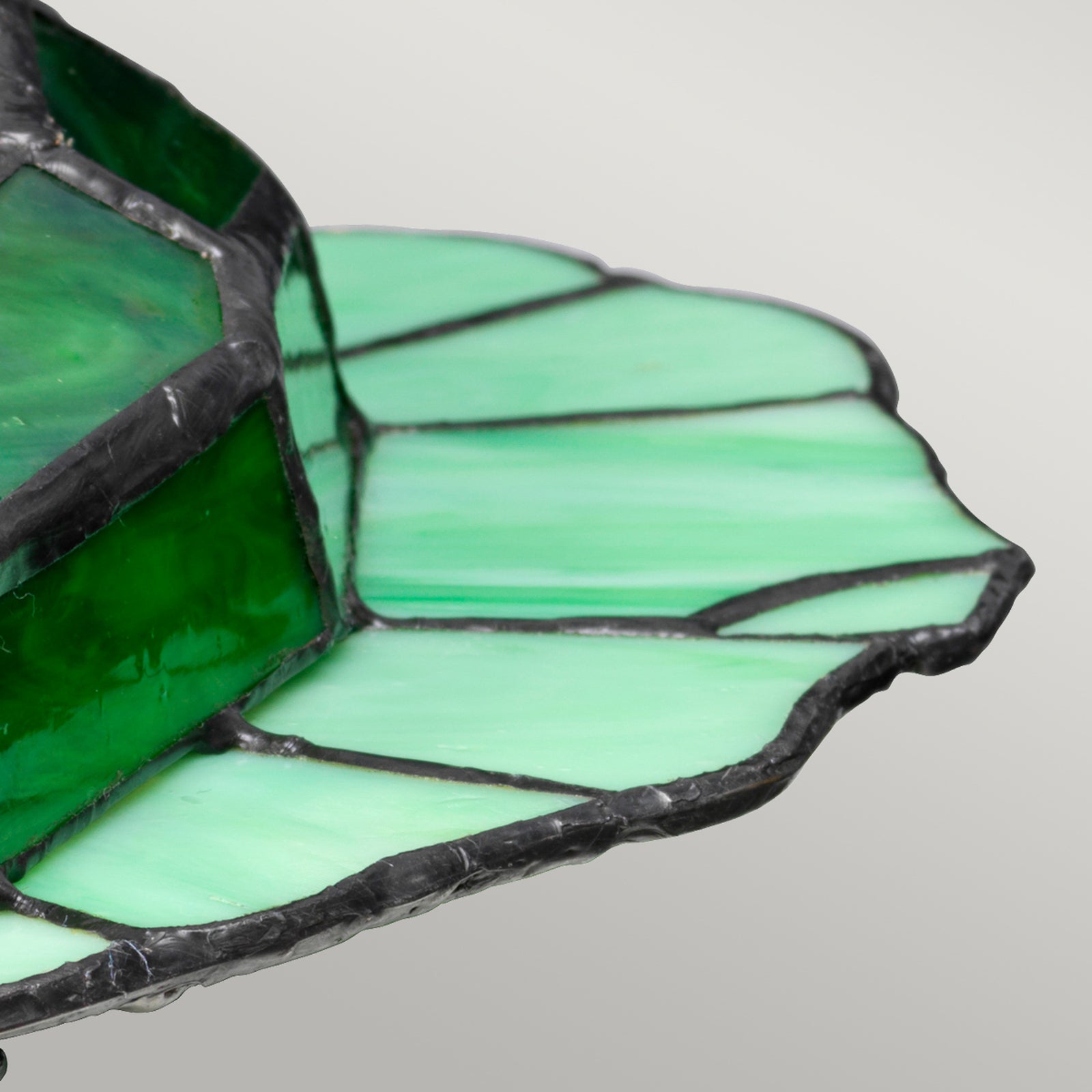 LED dekorlampe Frog tiffany-stil glass grønn G9 - Elstead montert i interiør