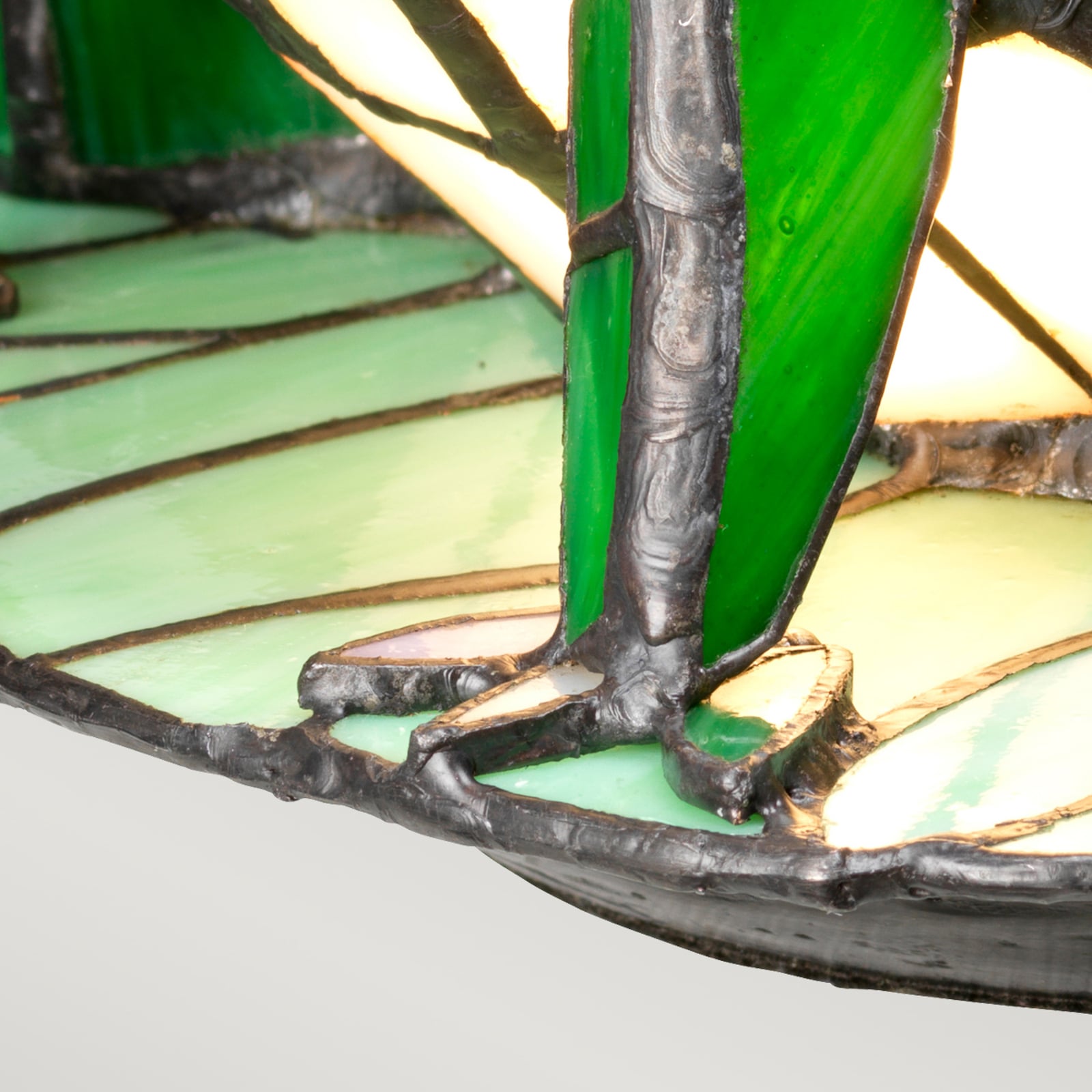 LED dekorlampe Frog tiffany-stil glass grønn G9 - Elstead nærbilde av lampe