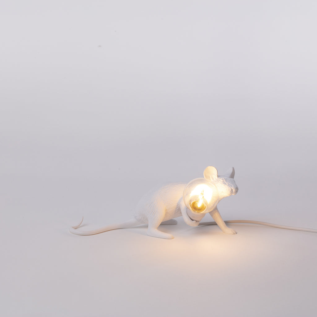 Montert LED dekorlampe Mouse Lamp liggende hvit USB i interiør
