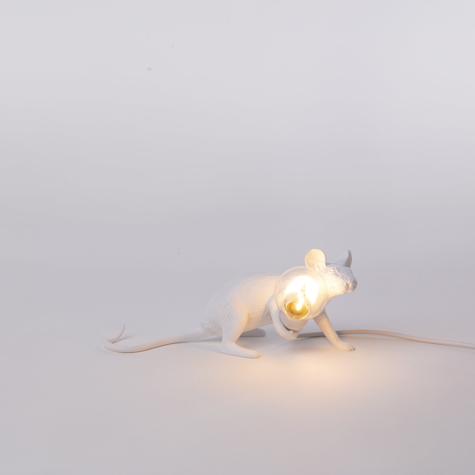 Montert LED dekorlampe Mouse Lamp liggende hvit USB i interiør
