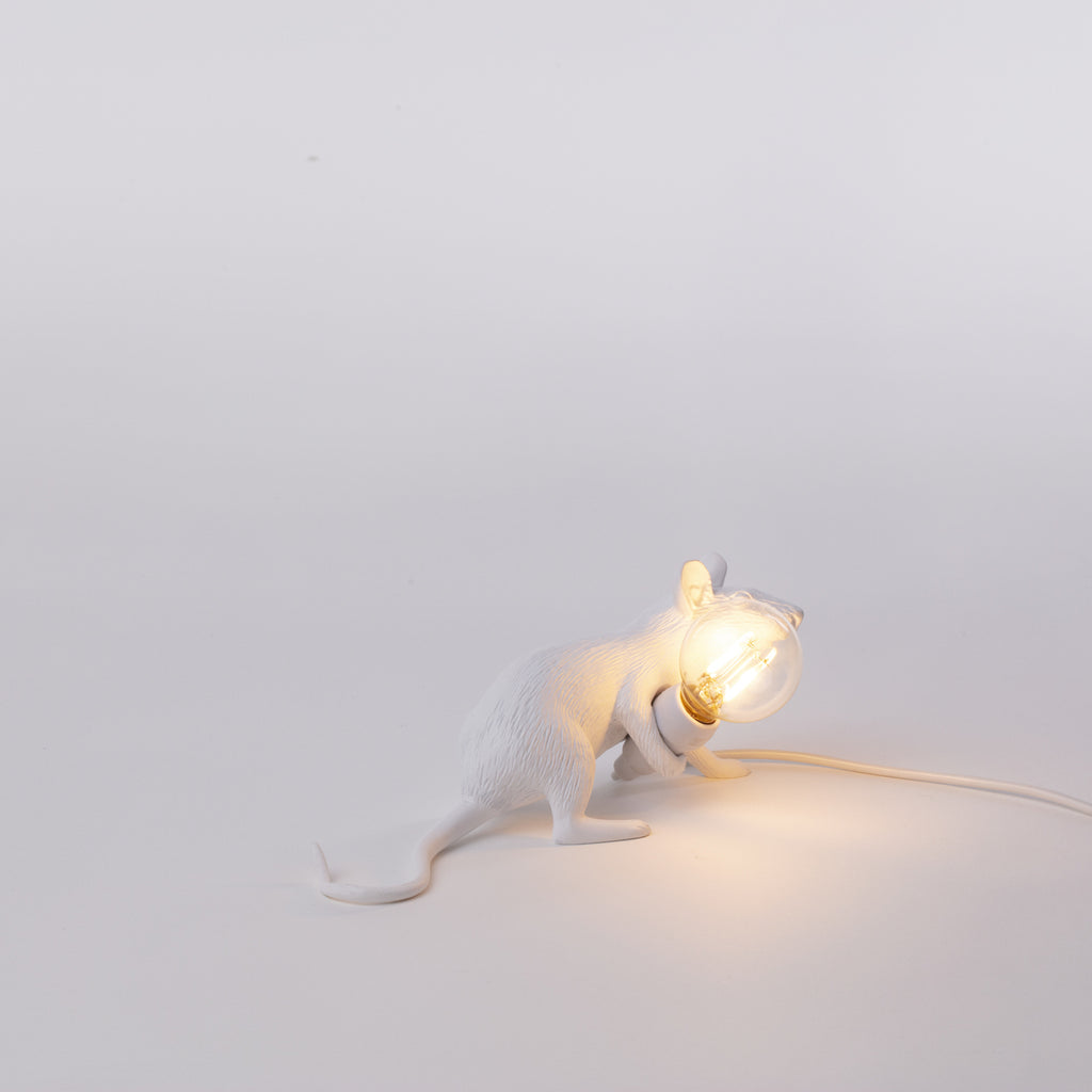 Nærbilde av LED dekorlampe Mouse Lamp liggende hvit USB