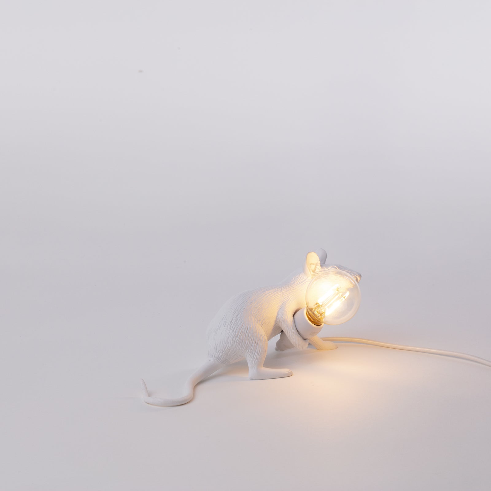 Nærbilde av LED dekorlampe Mouse Lamp liggende hvit USB