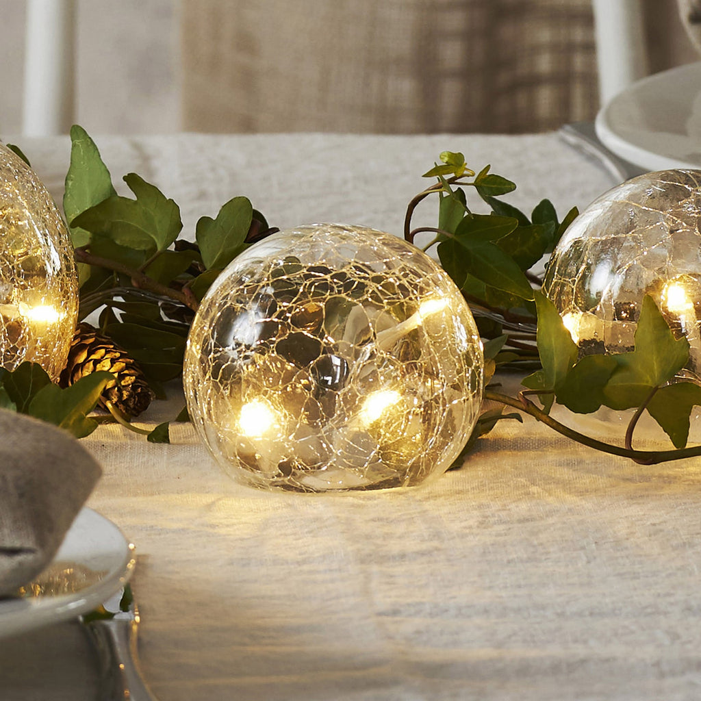 Montert LED dekorlys Triss glass transparent 3 kuler i rom