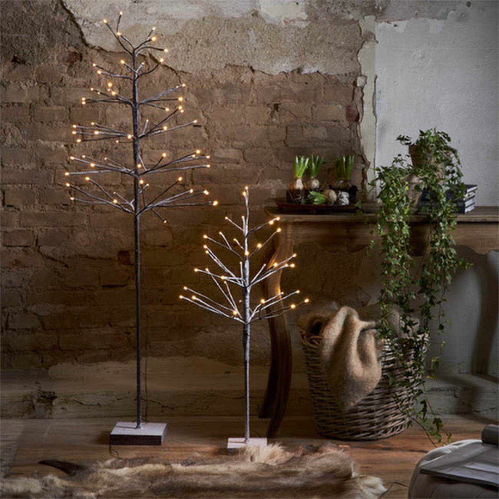 Detalj av LED dekotre Snowfrost Tree brun metall 90 cm