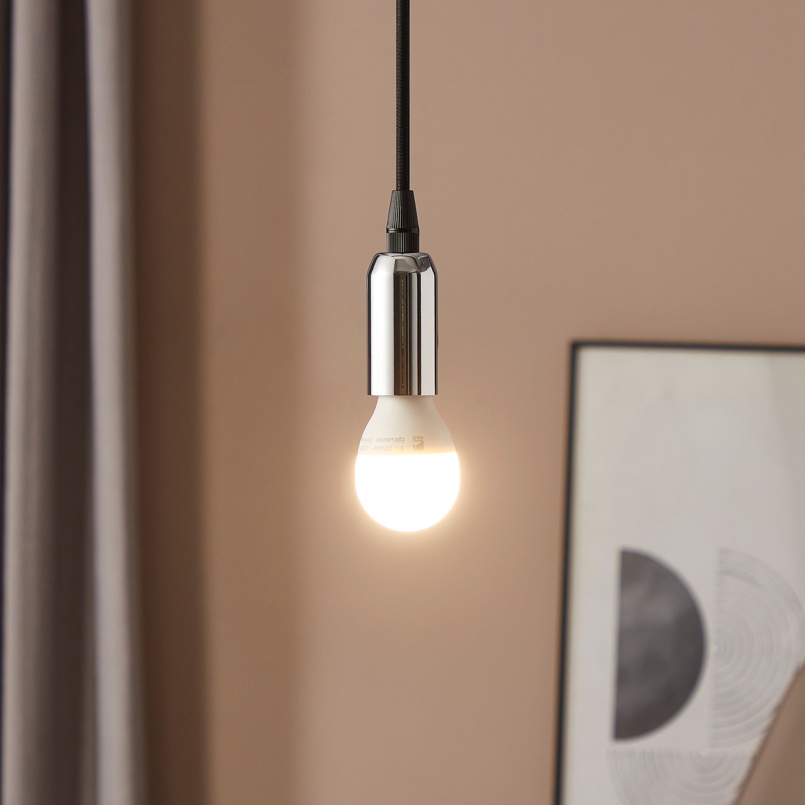LED dråpepære E14 7,5W 3000K varmhvit 806lm dimbar EGLO montert i lampe