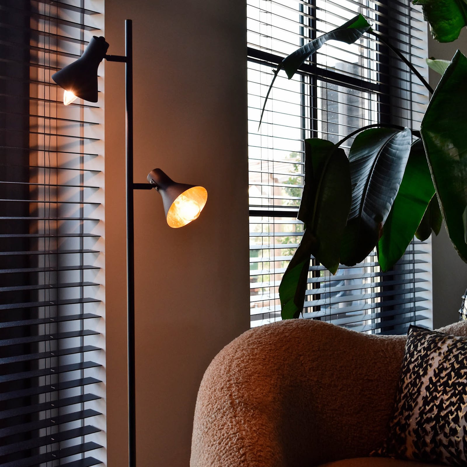 LED-dråpepære E14 smart filament 4,9W 1800-3000K gull detalj