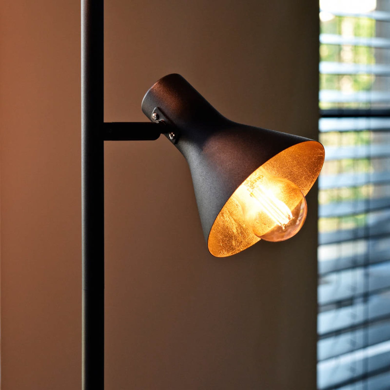 LED-dråpepære E14 smart filament 4,9W 1800-3000K gull montert