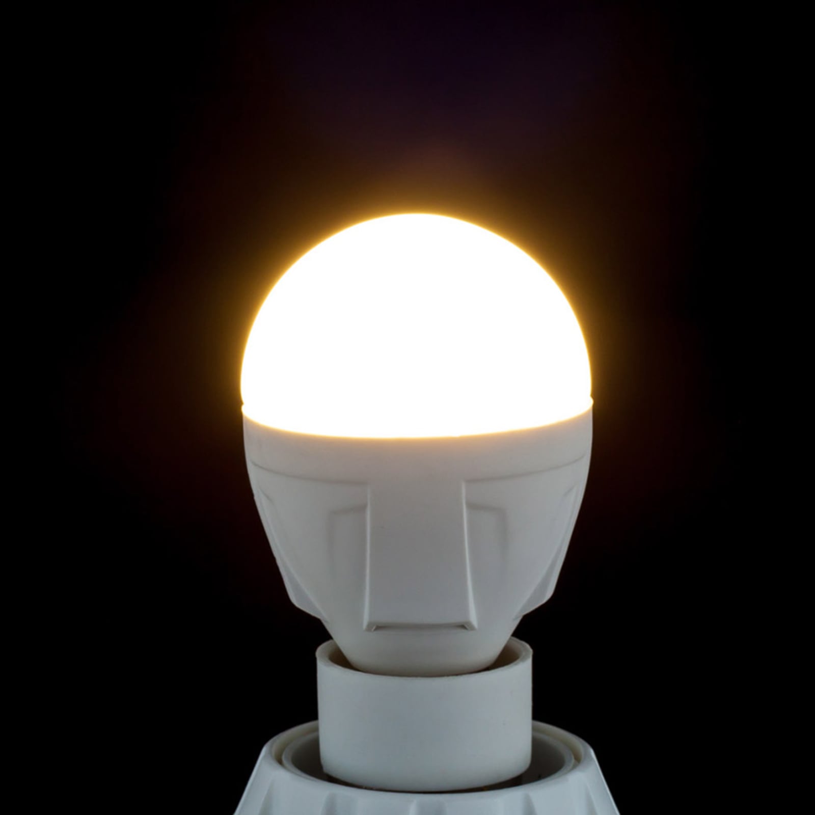 Detalj av LED dråpeformet pære E14 4,9W 3000K varmhvit 470lm - Lindby
