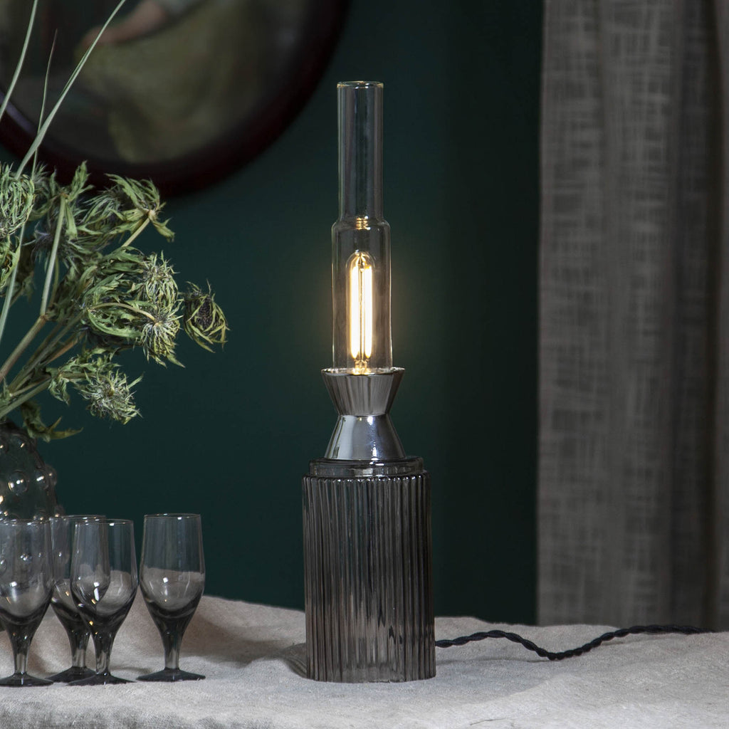 Nærbilde av LED filamentpære E14 2W 2700K Ra90 dimbar rørform klar