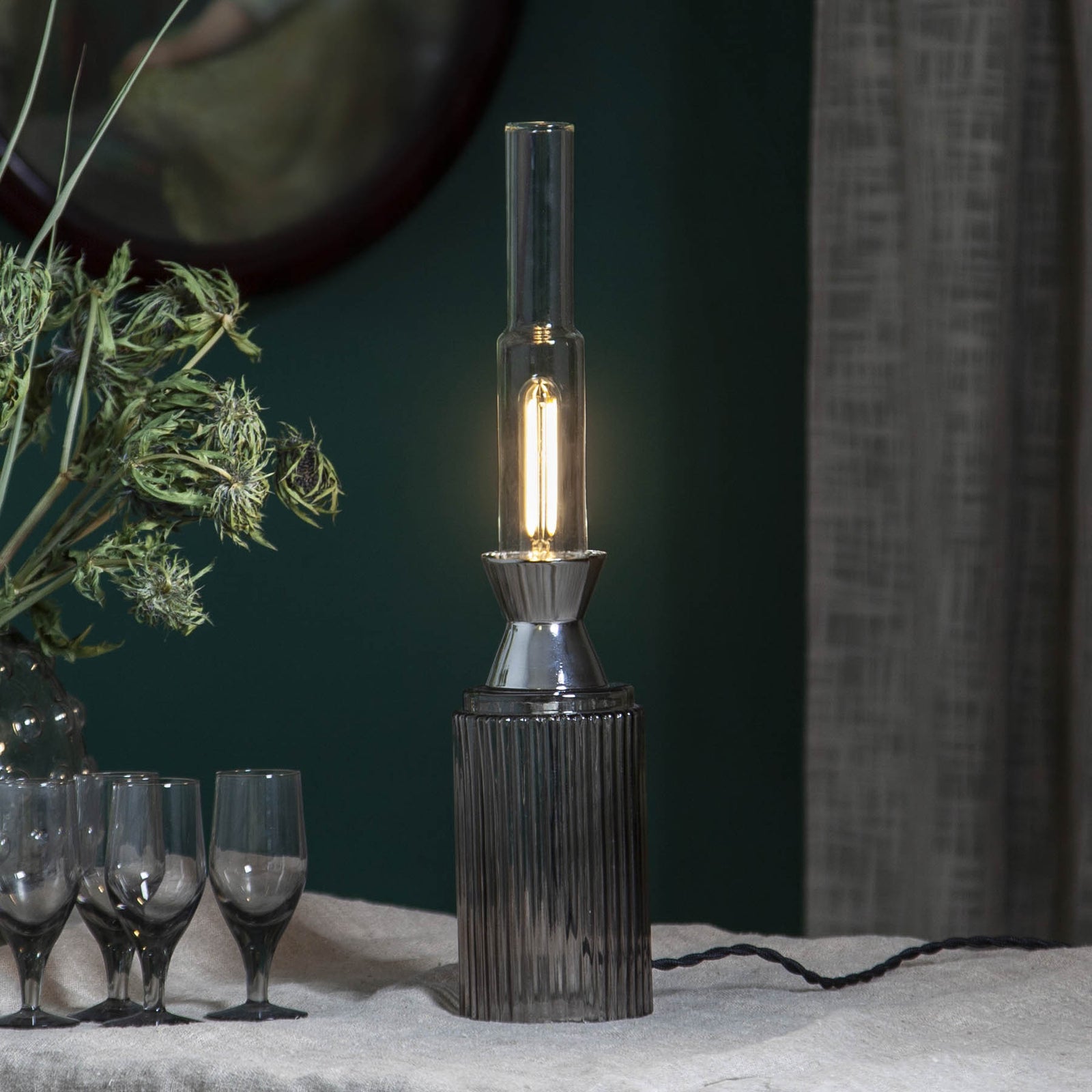 Nærbilde av LED filamentpære E14 2W 2700K Ra90 dimbar rørform klar
