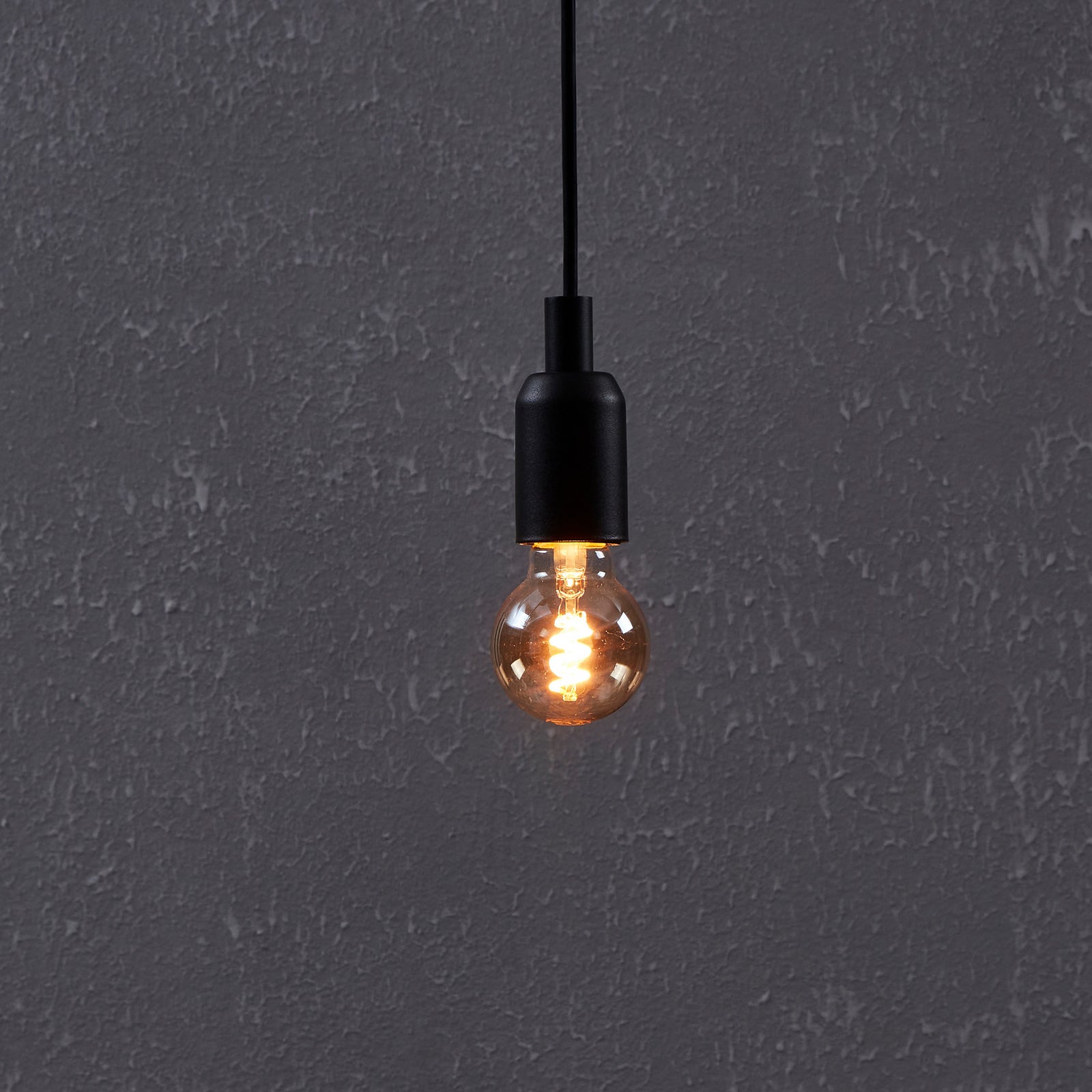 LED filamentpære E27 4W G60 2000K amber dimbar klar montert i lampe