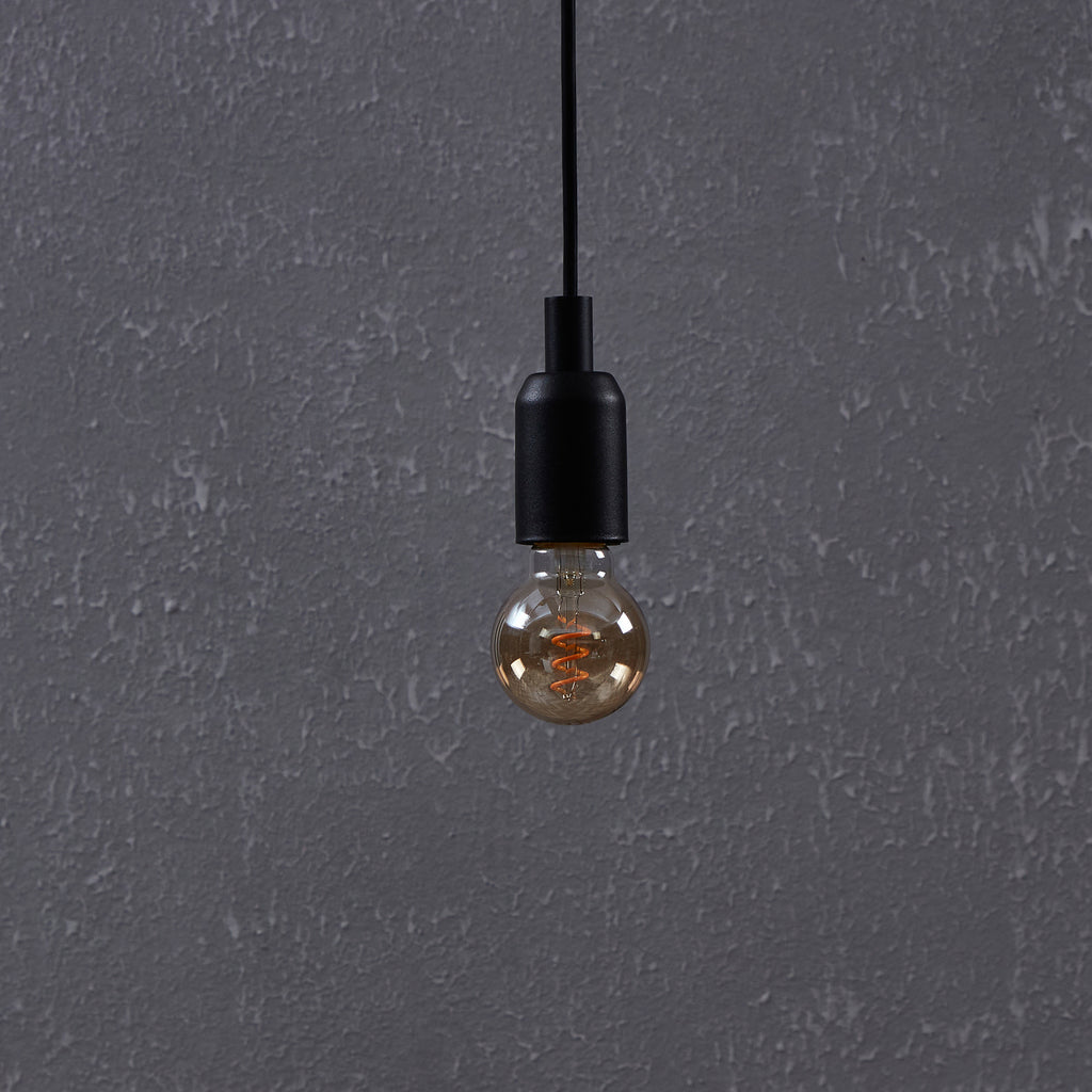 Nærbilde av LED filamentpære E27 4W G60 2000K amber dimbar klar filament