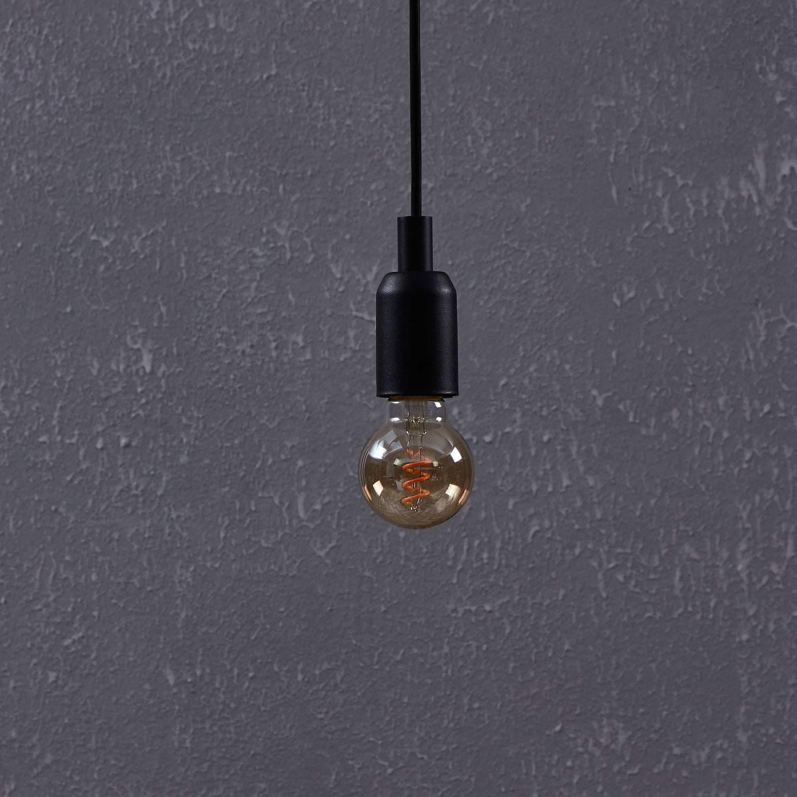 Nærbilde av LED filamentpære E27 4W G60 2000K amber dimbar klar filament