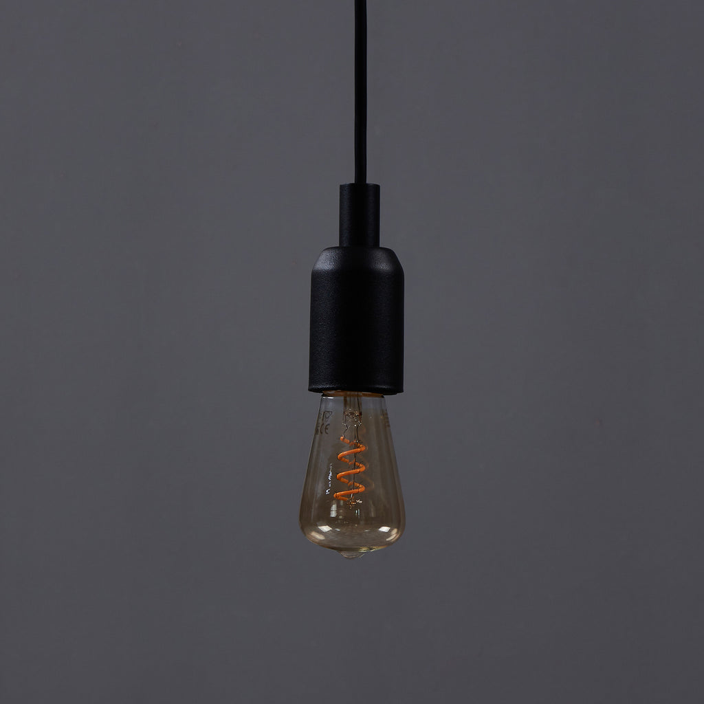 Nærbilde av klar glass LED filamentpære E27 4W ST48 2000K dimbar amber