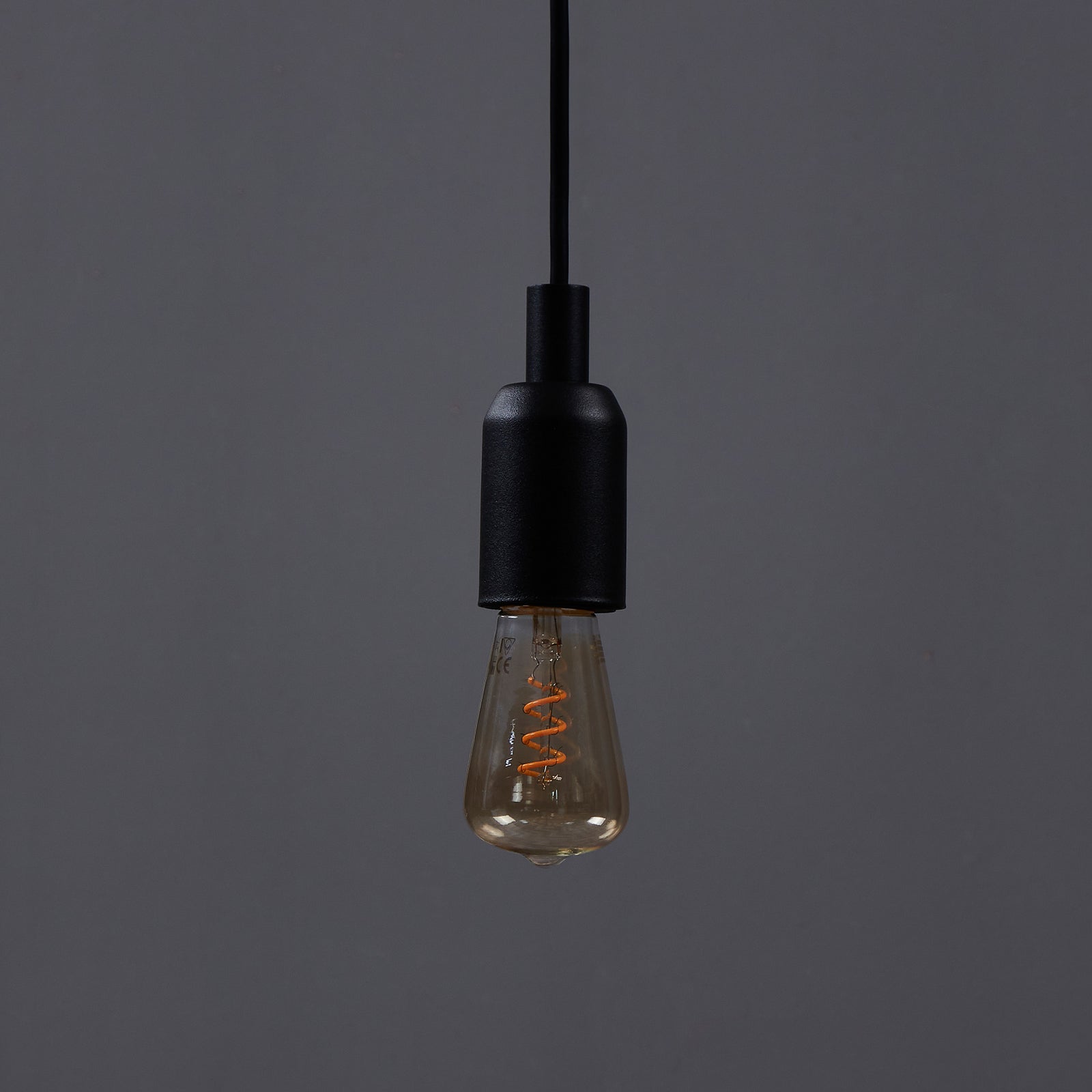 Nærbilde av klar glass LED filamentpære E27 4W ST48 2000K dimbar amber