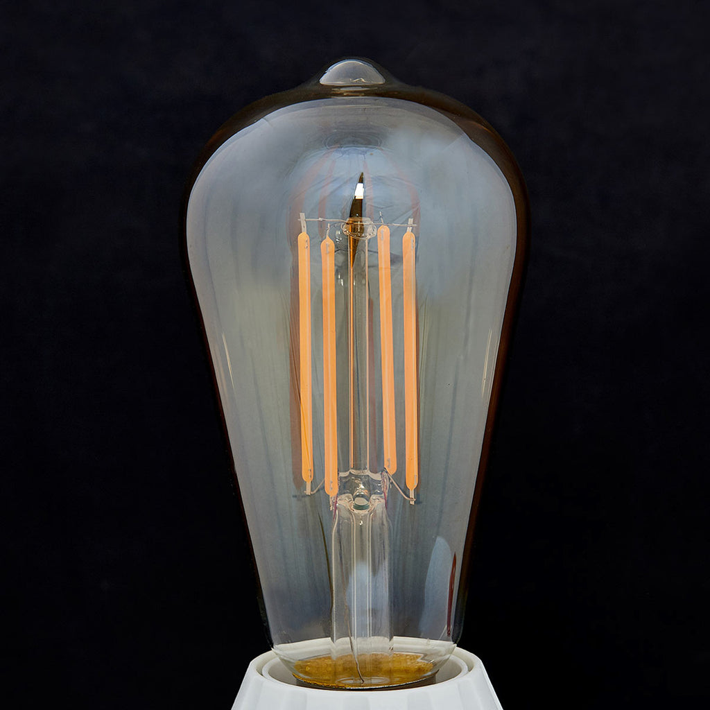 LED filamentpære E27 6W 500lm 1800K amber 4-pakk Lindby montert i lampe