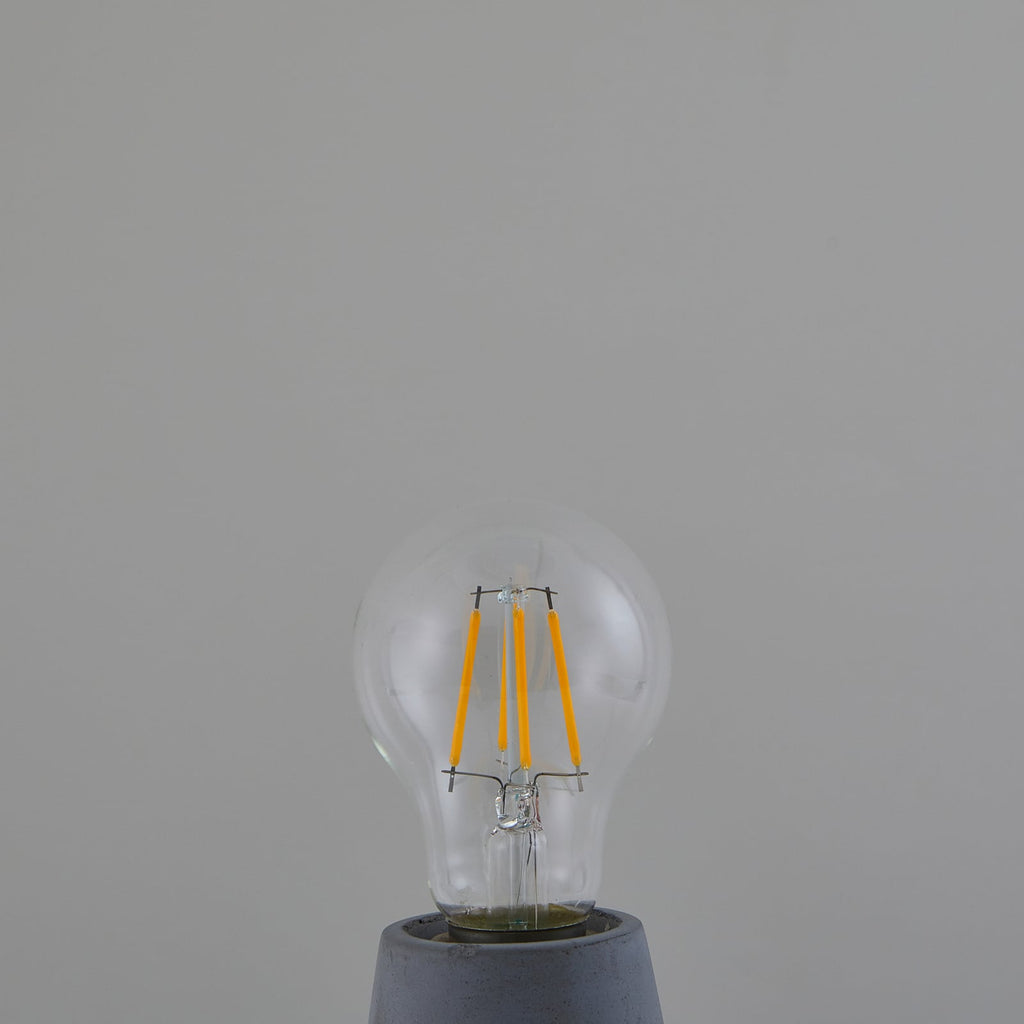 Nærbilde av klar LED filamentpære E27 7,2W 1521lm 4000K nøytralhvit klar - Arcchio