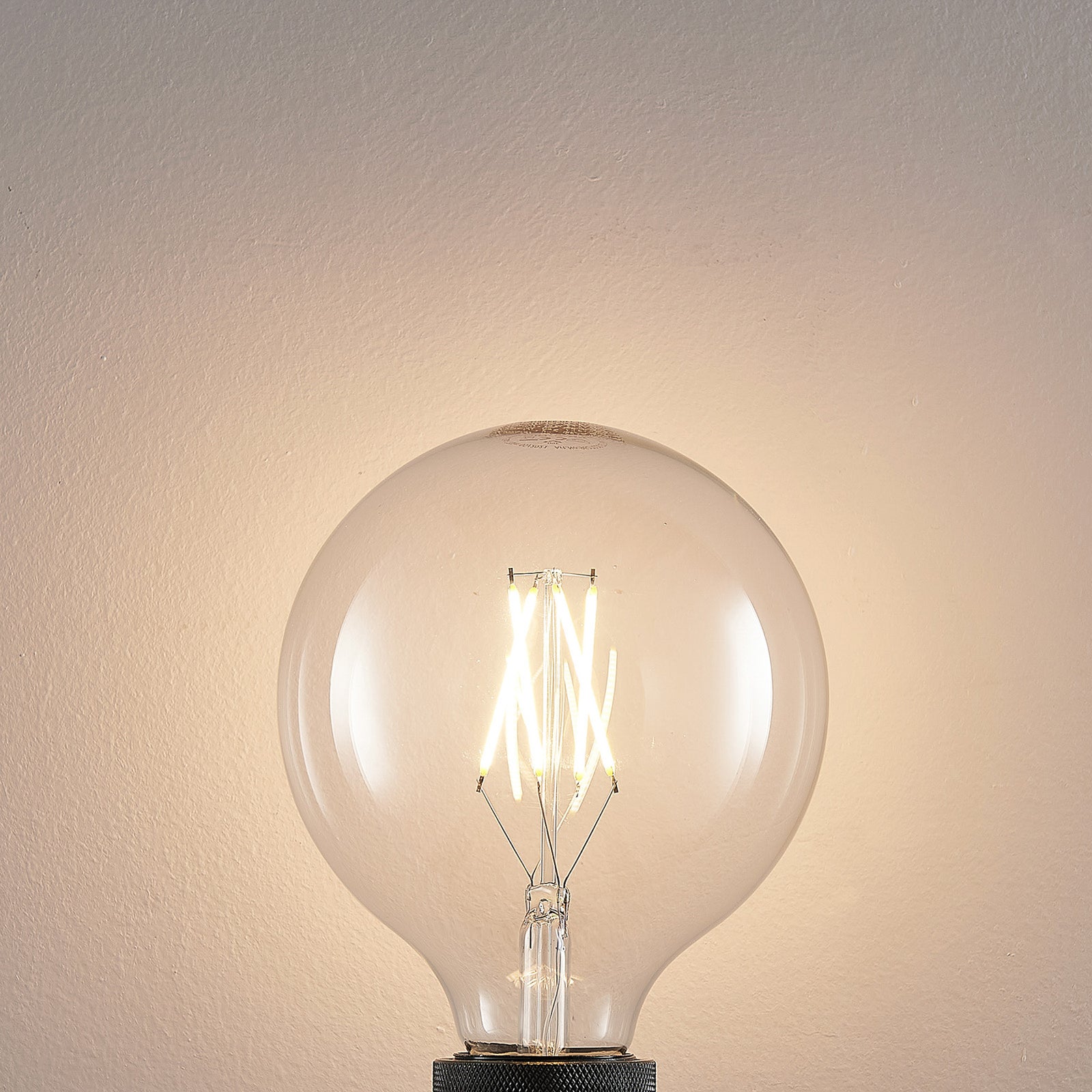 LED filamentpære E27 G125 6W 2700K dimbar klar montert