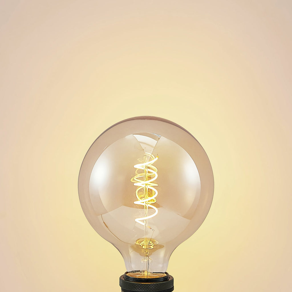 Detalj av LED filamentpære E27 G125 globe 4W 2700K dimbar amber