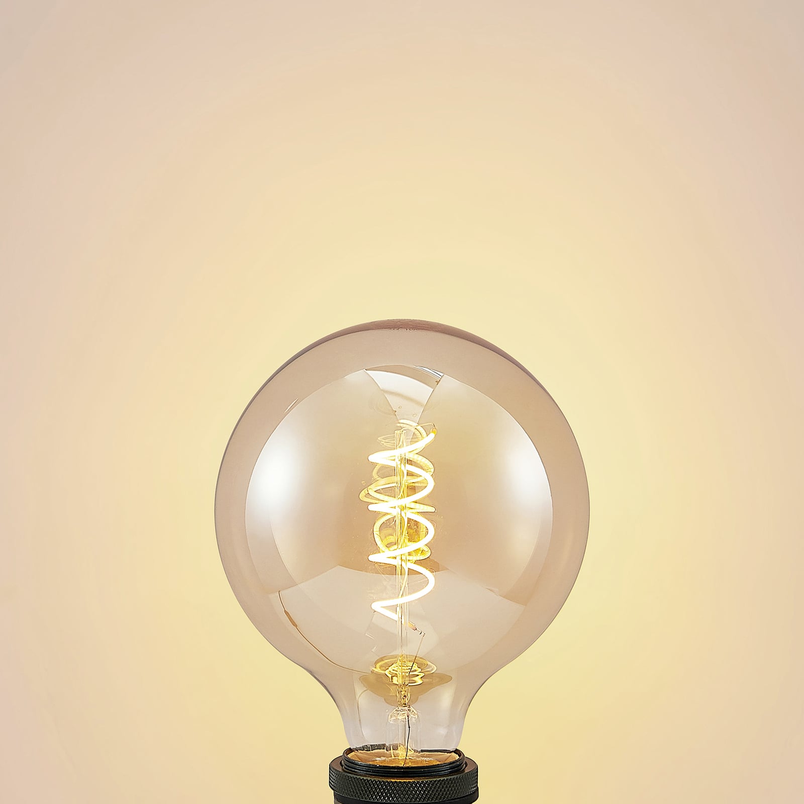 Detalj av LED filamentpære E27 G125 globe 4W 2700K dimbar amber
