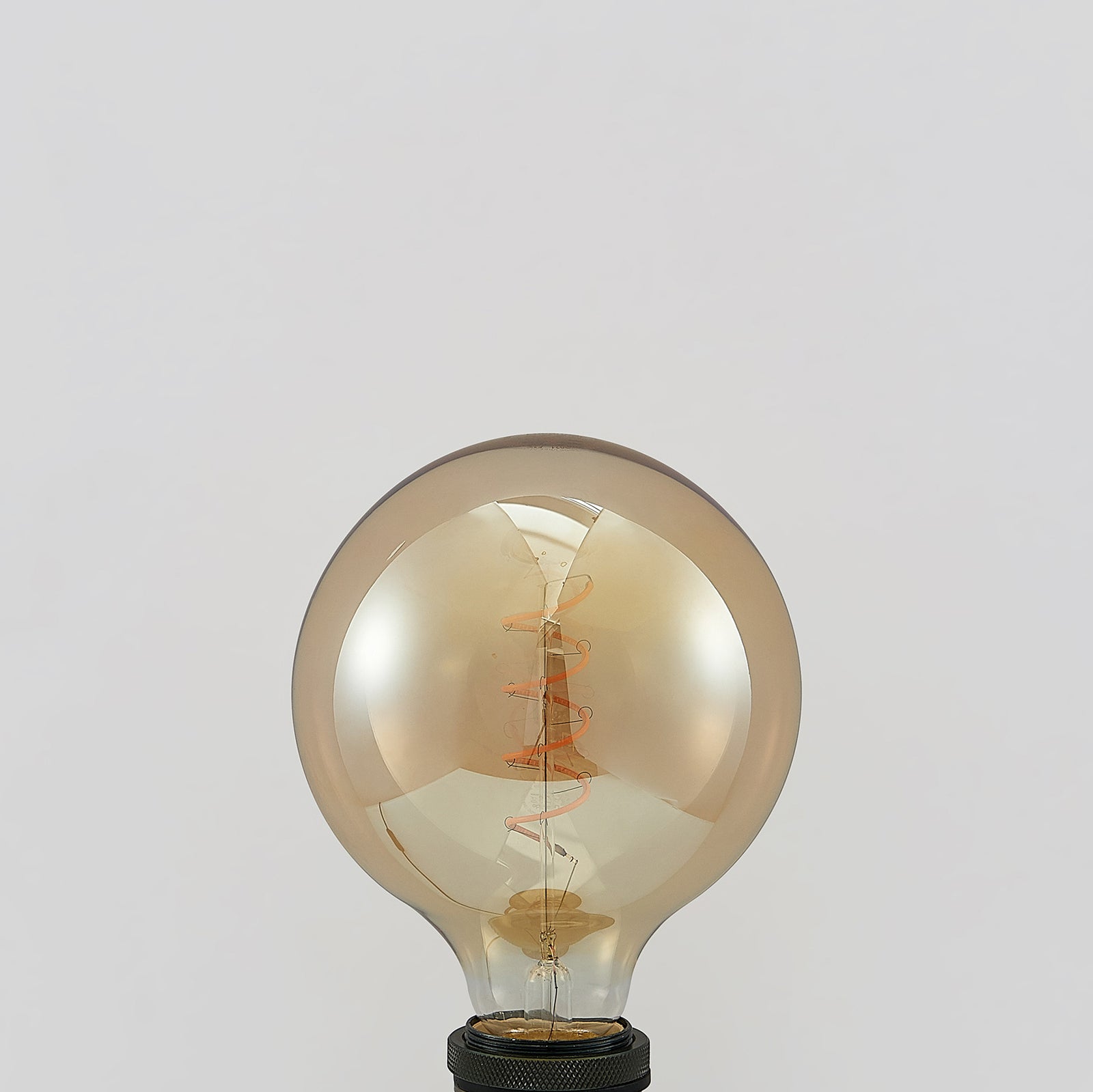 Montert LED filamentpære E27 G125 globe 4W 2700K dimbar amber i lampe