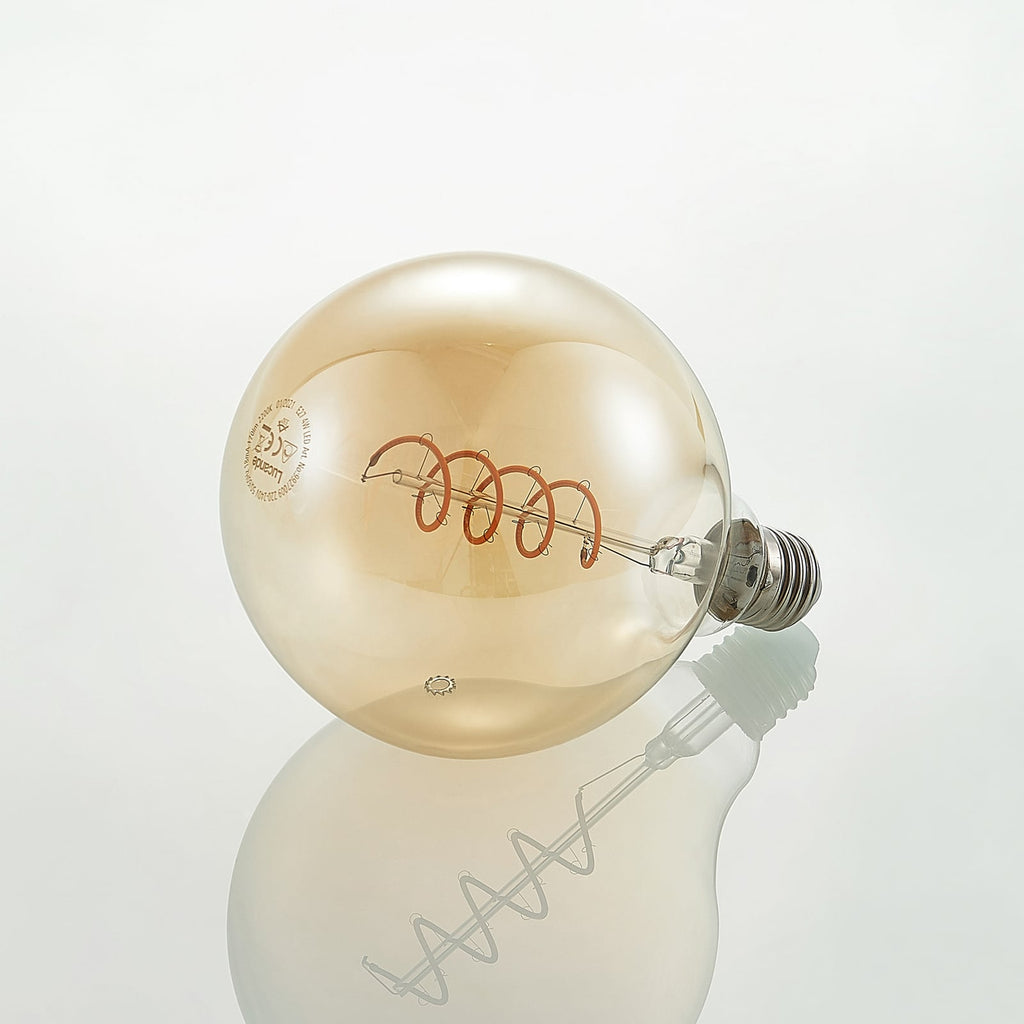 Nærbilde av LED filamentpære E27 G125 globe 4W 2700K dimbar amber filament