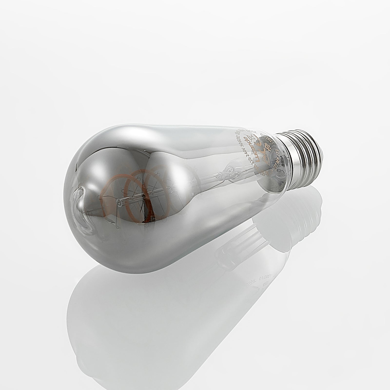 LED filamentpære E27 ST64 4W 1800K titan dimbar 5-pack montert i lampe