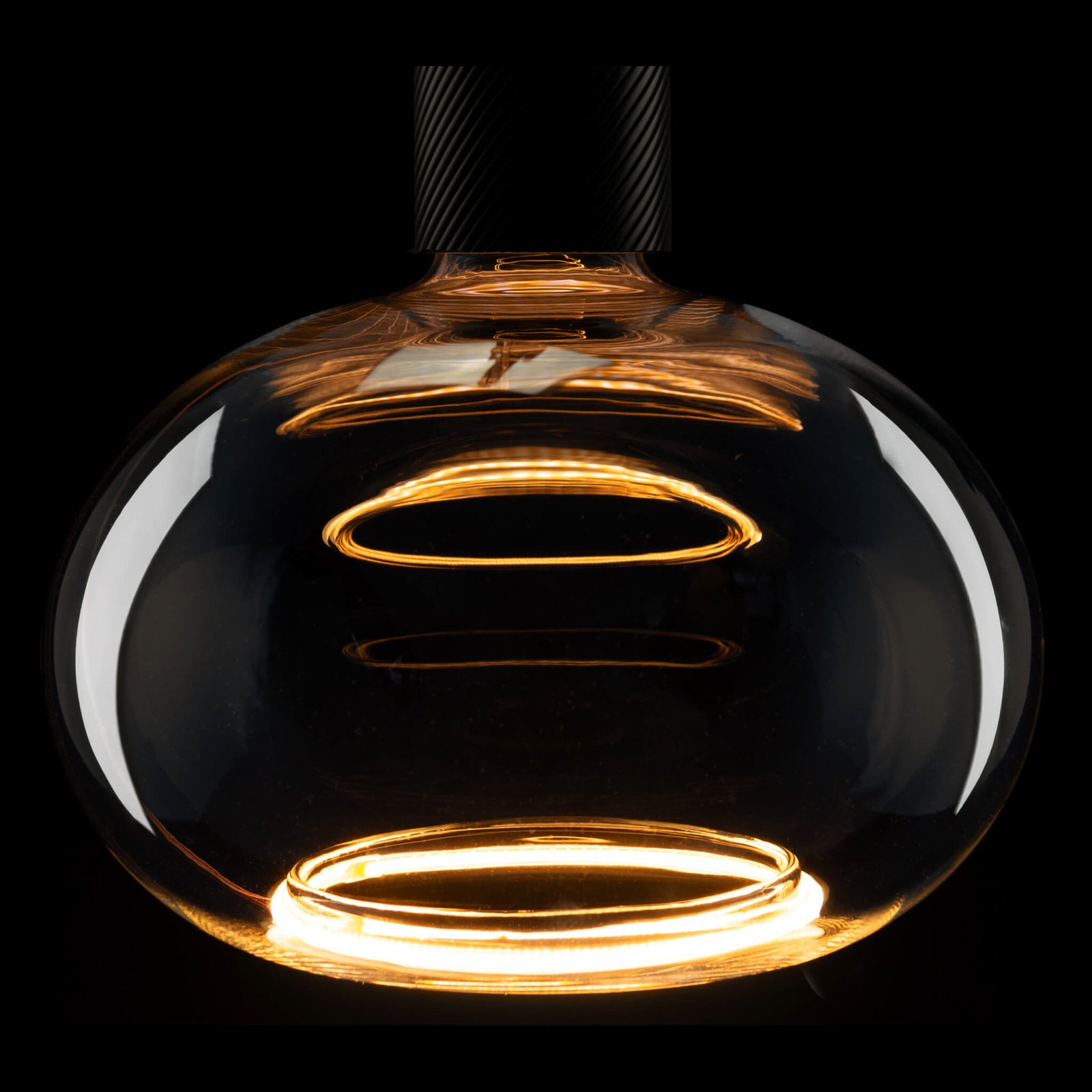 Detaljbilde av LED filamentpære Floating Oval E27 4,5W 2200K dimbar gull
