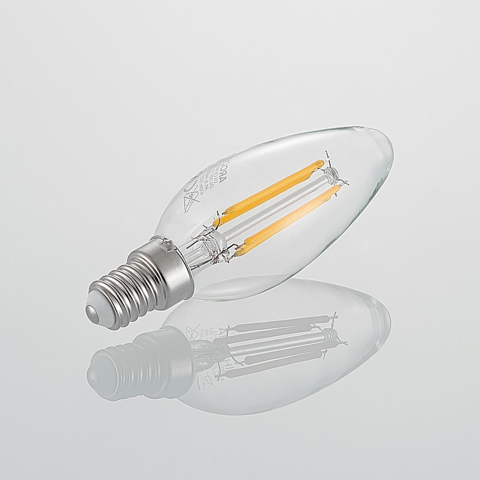 LED filamentpære kronelysform E14 4W 2700K dimbar montert i lysekrone