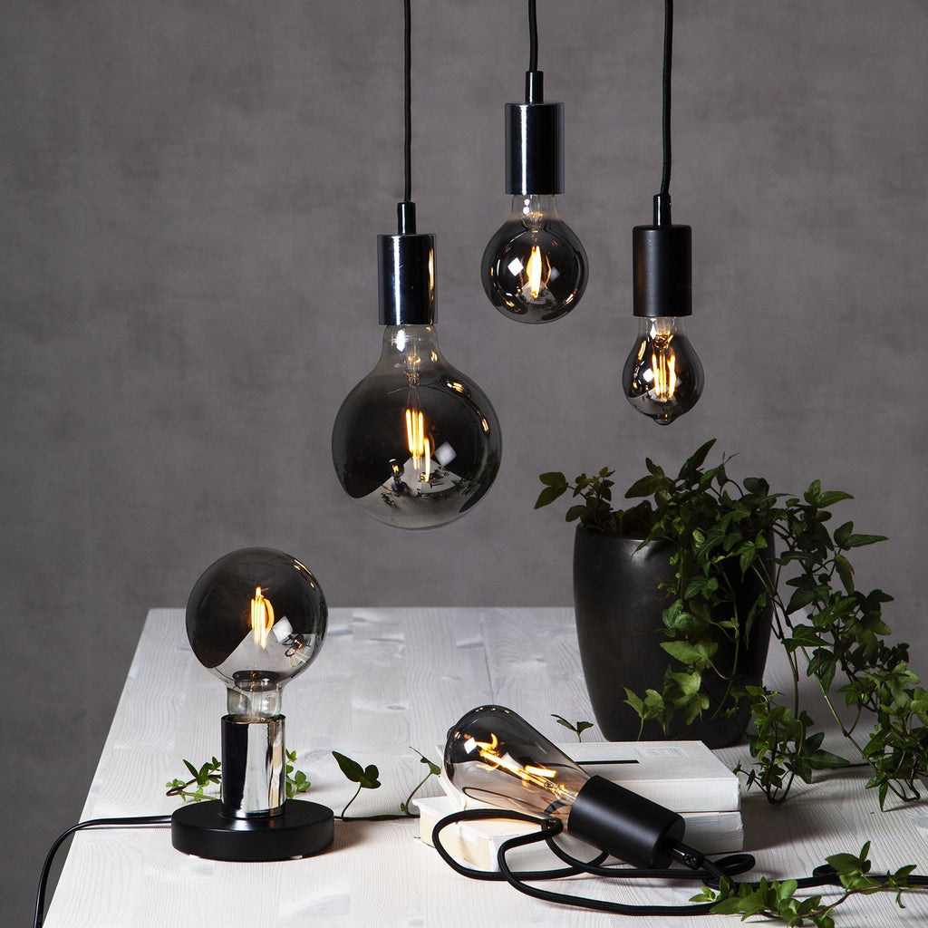 Detalj av røykfarget glass på LED filamentpære ST64 E27 1,8W 2100K