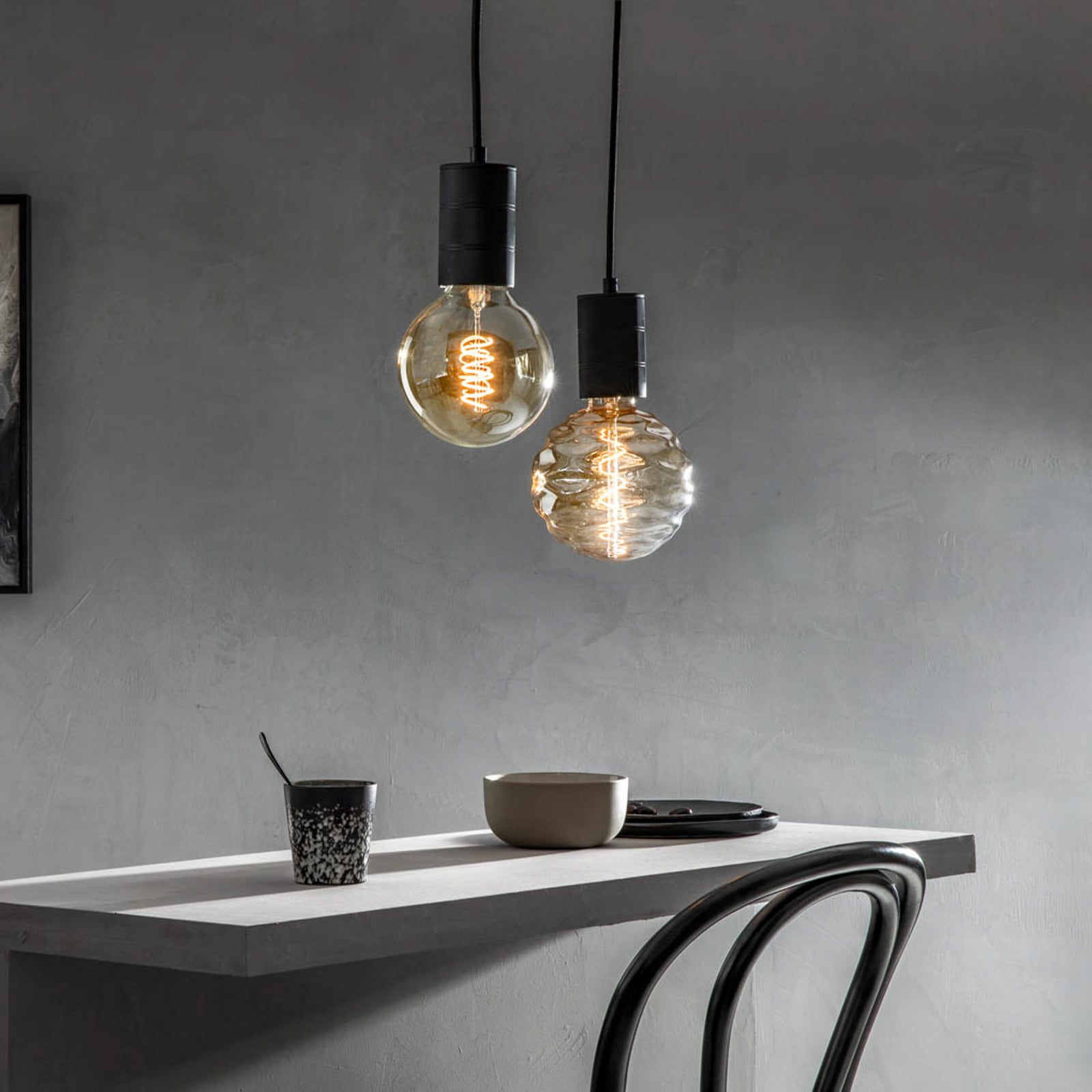 LED filamentpære Bilbao globeform E27 4W 1800K dimbar gull bakside